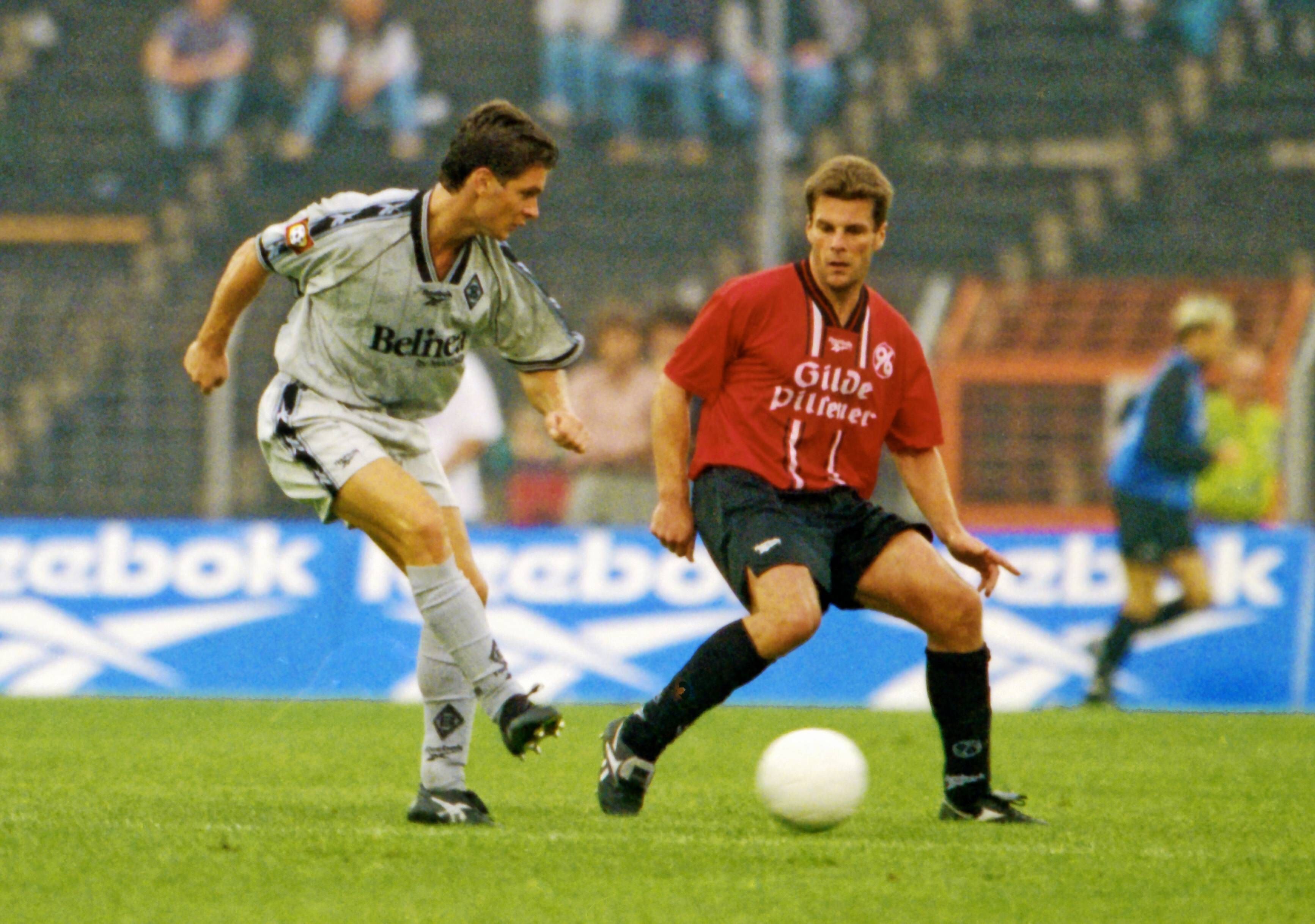 Aus DFB Pokal Saison 1997/98 1. R. Hanover 96 gegen Borussia Mönchengladbach 6:4 am 15.08.1997. Im Foto: Han96 Spieler re. ist Dieter Hecking *** From DFB Pokal season 1997 98 1 R Hanover 96 against Borussia Mönchengladbach 6 4 am 15 08 1997 In the picture Han96 player re is Dieter Hecking