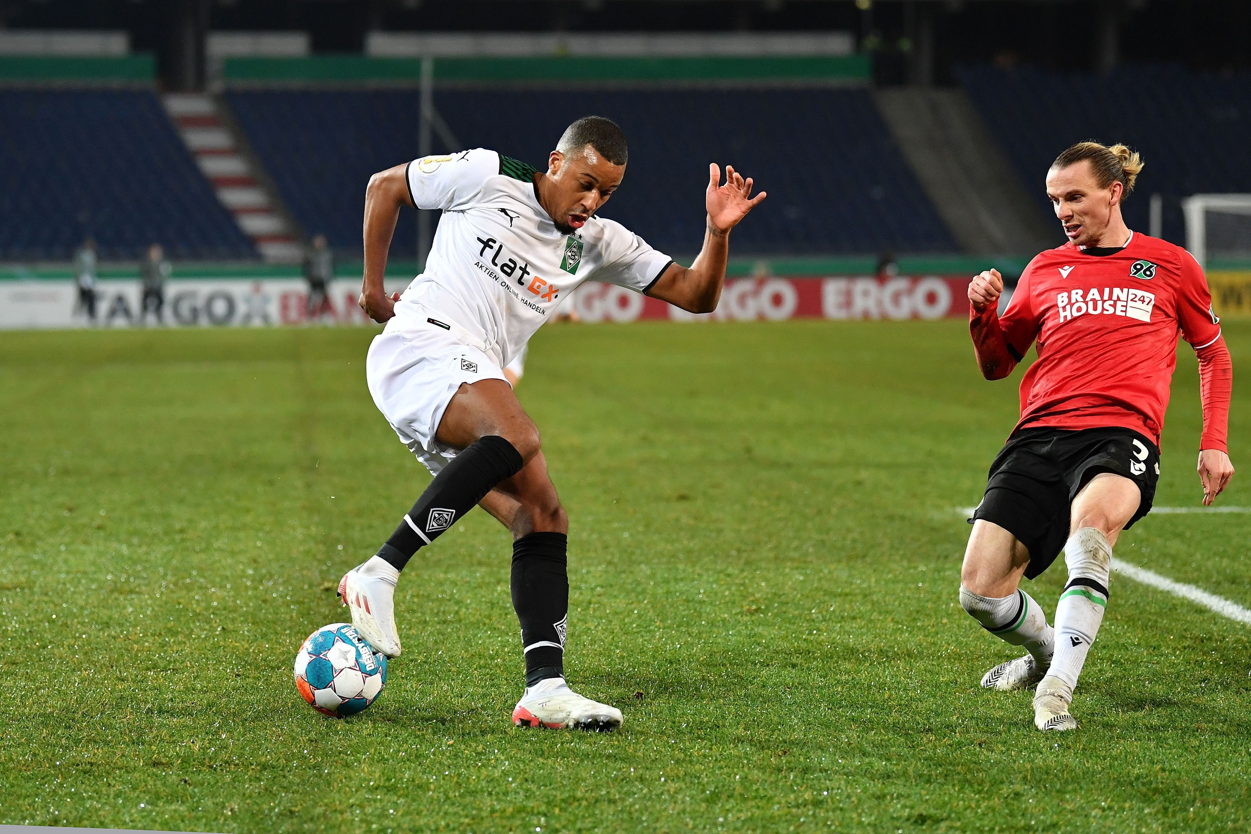 Am Mittwochabend (19. Januar 2022) findet das DFB-Pokal-Achtelfinale zwischen Hannover 96 und Borussia Mönchengladbach statt. Das Foto zeigt Gladbachs Alassane Plea im Zweikampf mit Hannovers Niklas Hult.