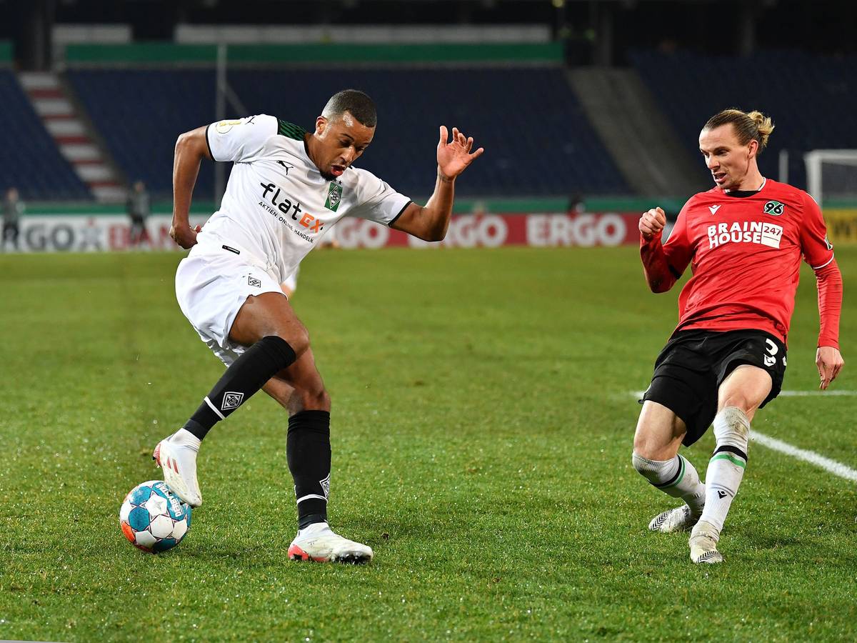 Am Mittwochabend (19. Januar 2022) findet das DFB-Pokal-Achtelfinale zwischen Hannover 96 und Borussia Mönchengladbach statt. Das Foto zeigt Gladbachs Alassane Plea im Zweikampf mit Hannovers Niklas Hult.