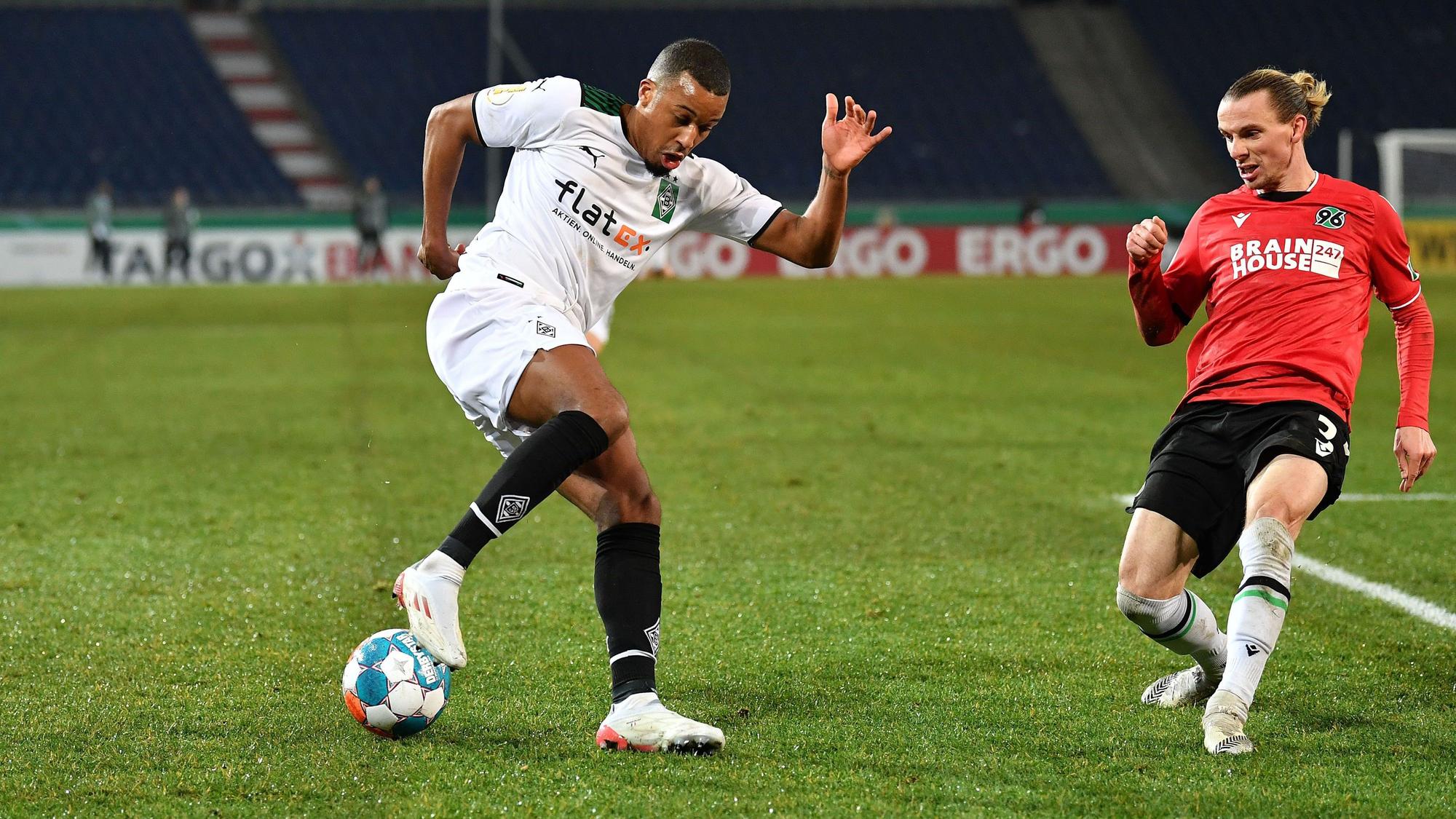 Am Mittwochabend (19. Januar 2022) findet das DFB-Pokal-Achtelfinale zwischen Hannover 96 und Borussia Mönchengladbach statt. Das Foto zeigt Gladbachs Alassane Plea im Zweikampf mit Hannovers Niklas Hult.