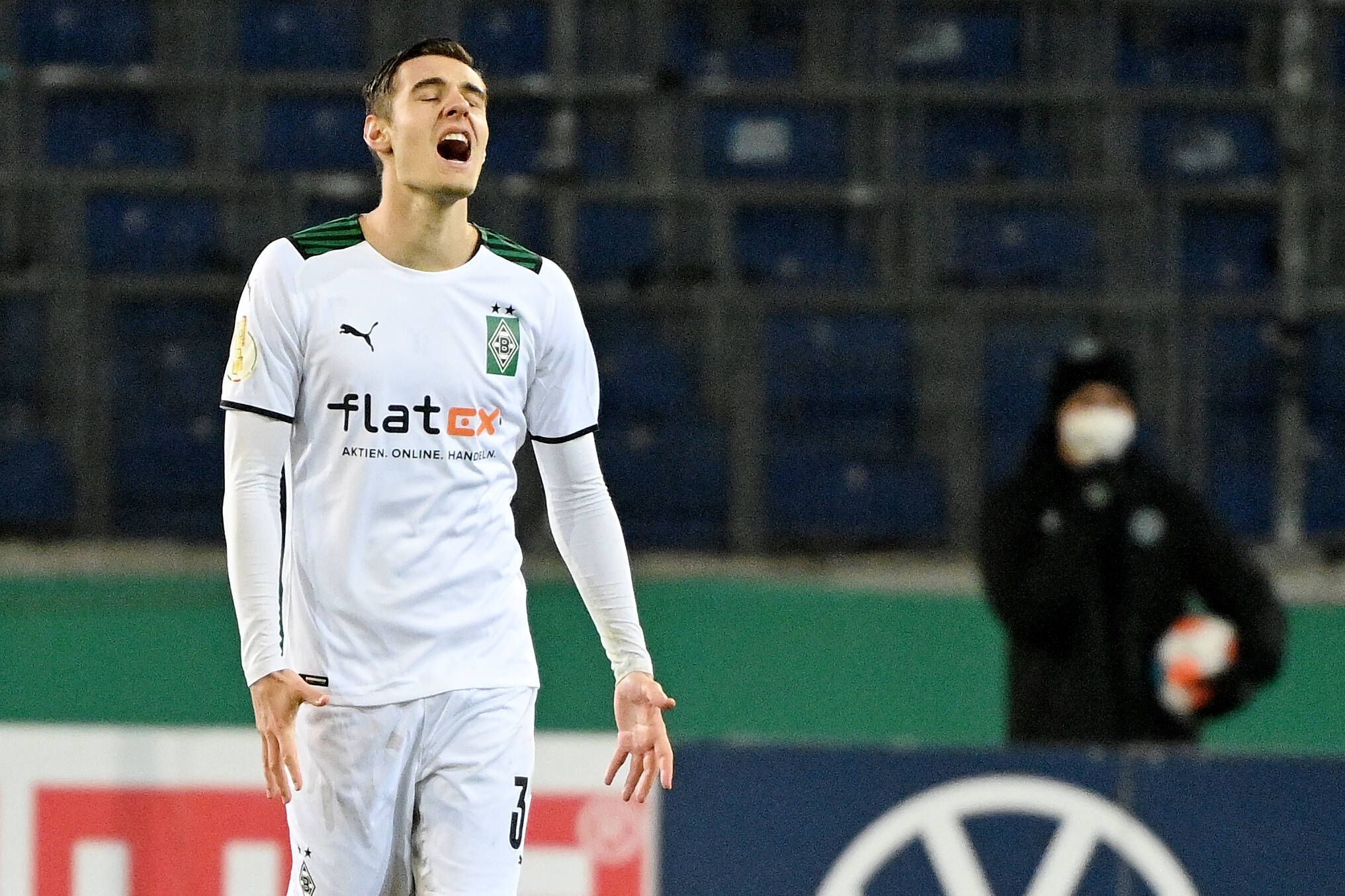 Florian Neuhaus von Borussia Mönchengladbach schreit nach dem bitteren Pokal-Aus am 19. Januar 2022 nach einer 0:3-Niederlage bei Hannover 96 seine Wut und Enttäuschung raus.