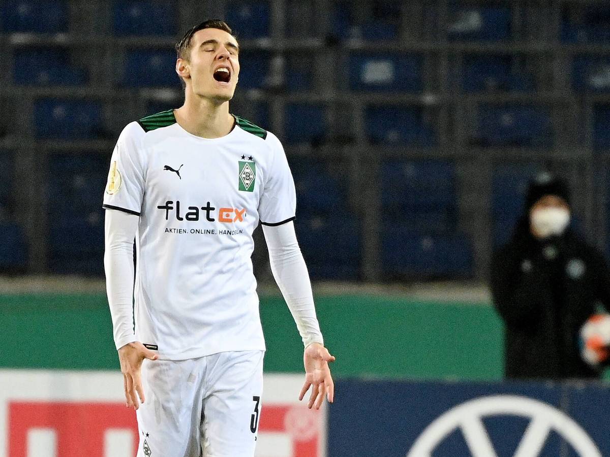 Florian Neuhaus von Borussia Mönchengladbach schreit nach dem bitteren Pokal-Aus am 19. Januar 2022 nach einer 0:3-Niederlage bei Hannover 96 seine Wut und Enttäuschung raus.