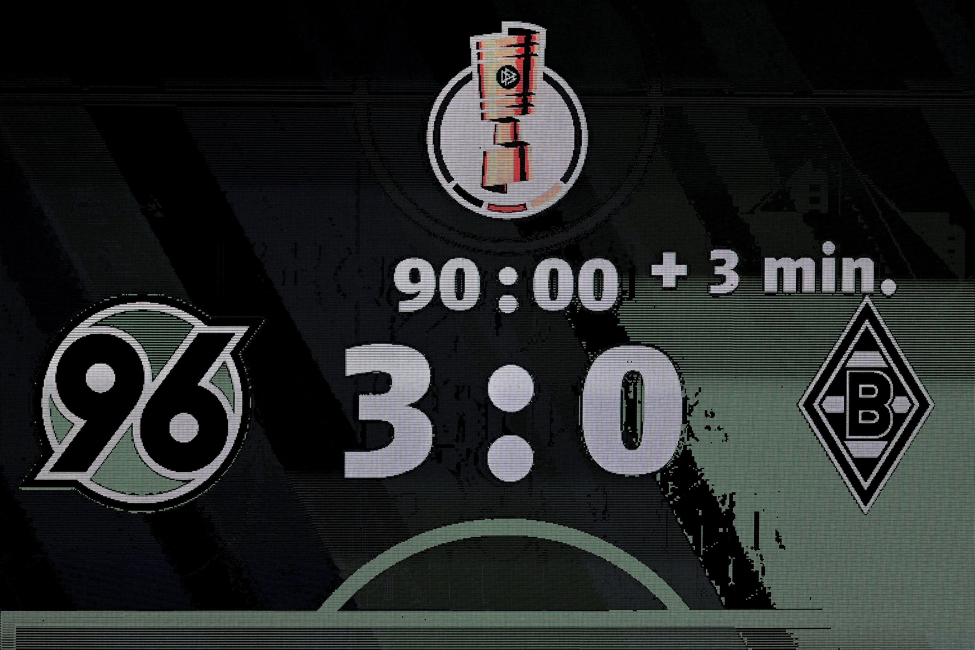 Die Anzeigetafel in der HDI-Arena zeigt das Endergebnis zwischen Hannover 96 und Borussia Mönchengladbach an.