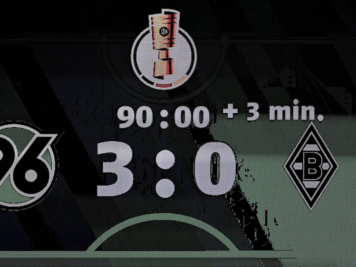 Die Anzeigetafel in der HDI-Arena zeigt das Endergebnis zwischen Hannover 96 und Borussia Mönchengladbach an.