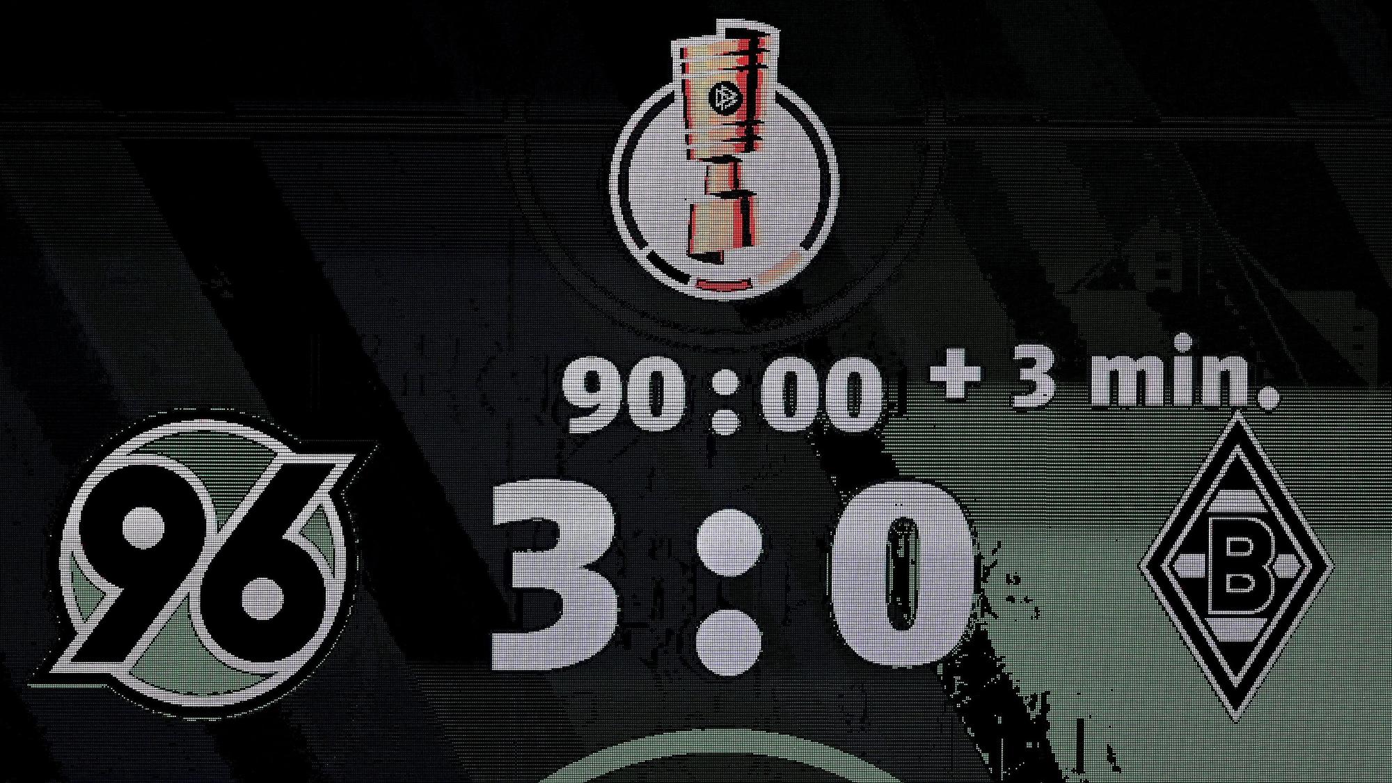 Die Anzeigetafel in der HDI-Arena zeigt das Endergebnis zwischen Hannover 96 und Borussia Mönchengladbach an.