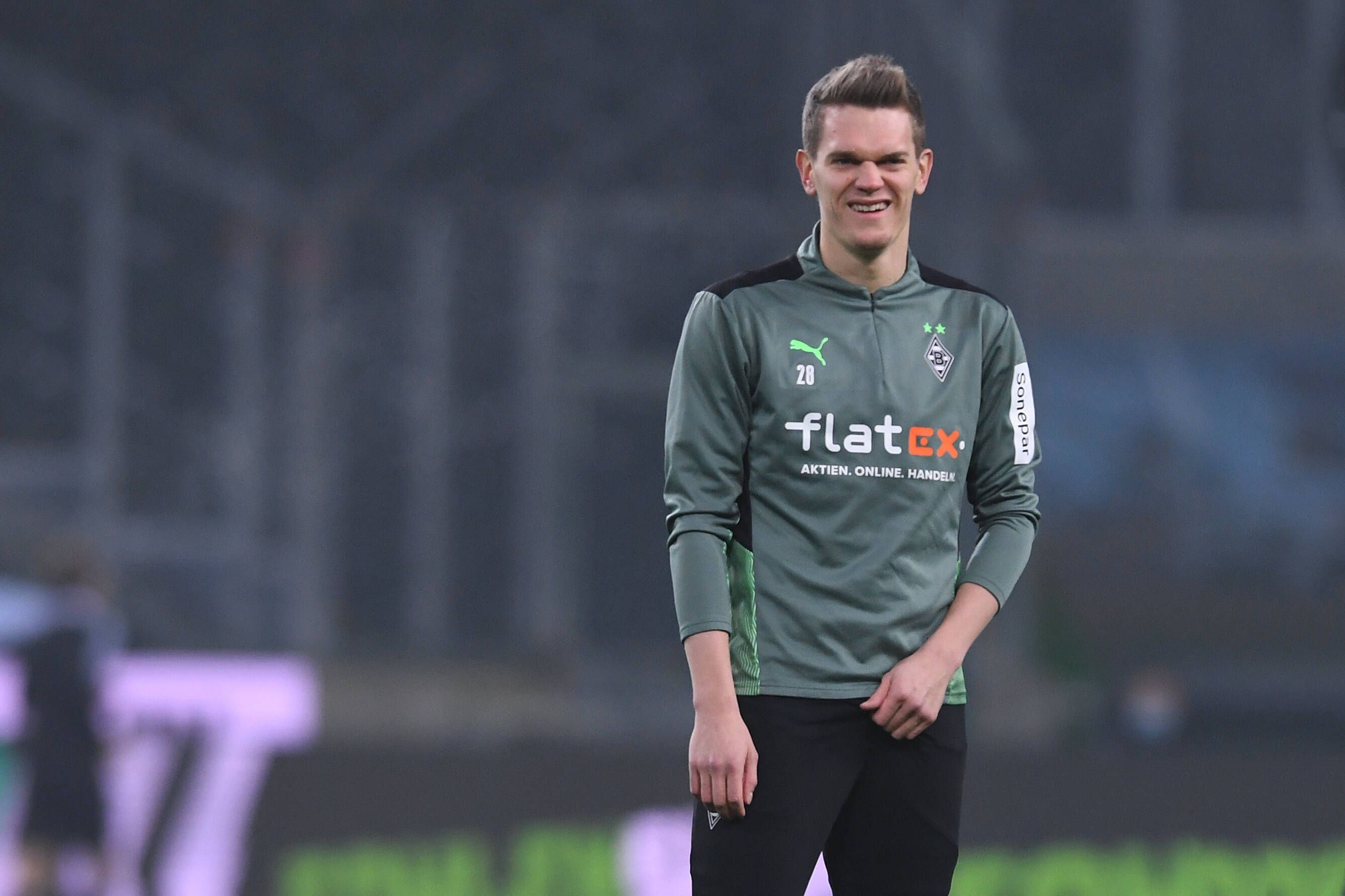 An seinem 28. Geburtstag zählt Matthias Ginter wieder zur Startelf bei Borussia Mönchengladbach. Der Nationalverteidiger läuft beim DFB-Pokalspiel in Hannover am Mittwoch (19. Januar 2022) auf. Auf diesem Foto ist Ginter am 15. Januar 2022 zu sehen. Ginter lächelt.