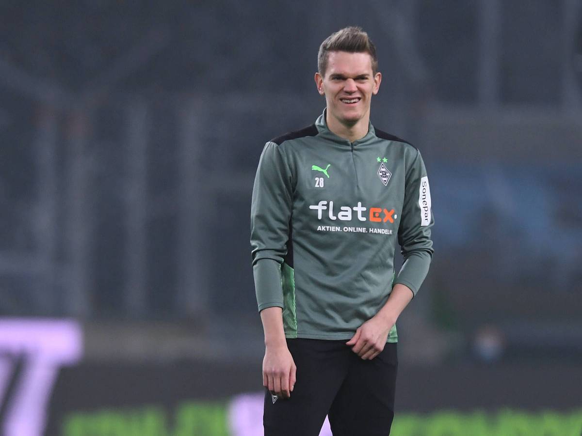 An seinem 28. Geburtstag zählt Matthias Ginter wieder zur Startelf bei Borussia Mönchengladbach. Der Nationalverteidiger läuft beim DFB-Pokalspiel in Hannover am Mittwoch (19. Januar 2022) auf. Auf diesem Foto ist Ginter am 15. Januar 2022 zu sehen. Ginter lächelt.