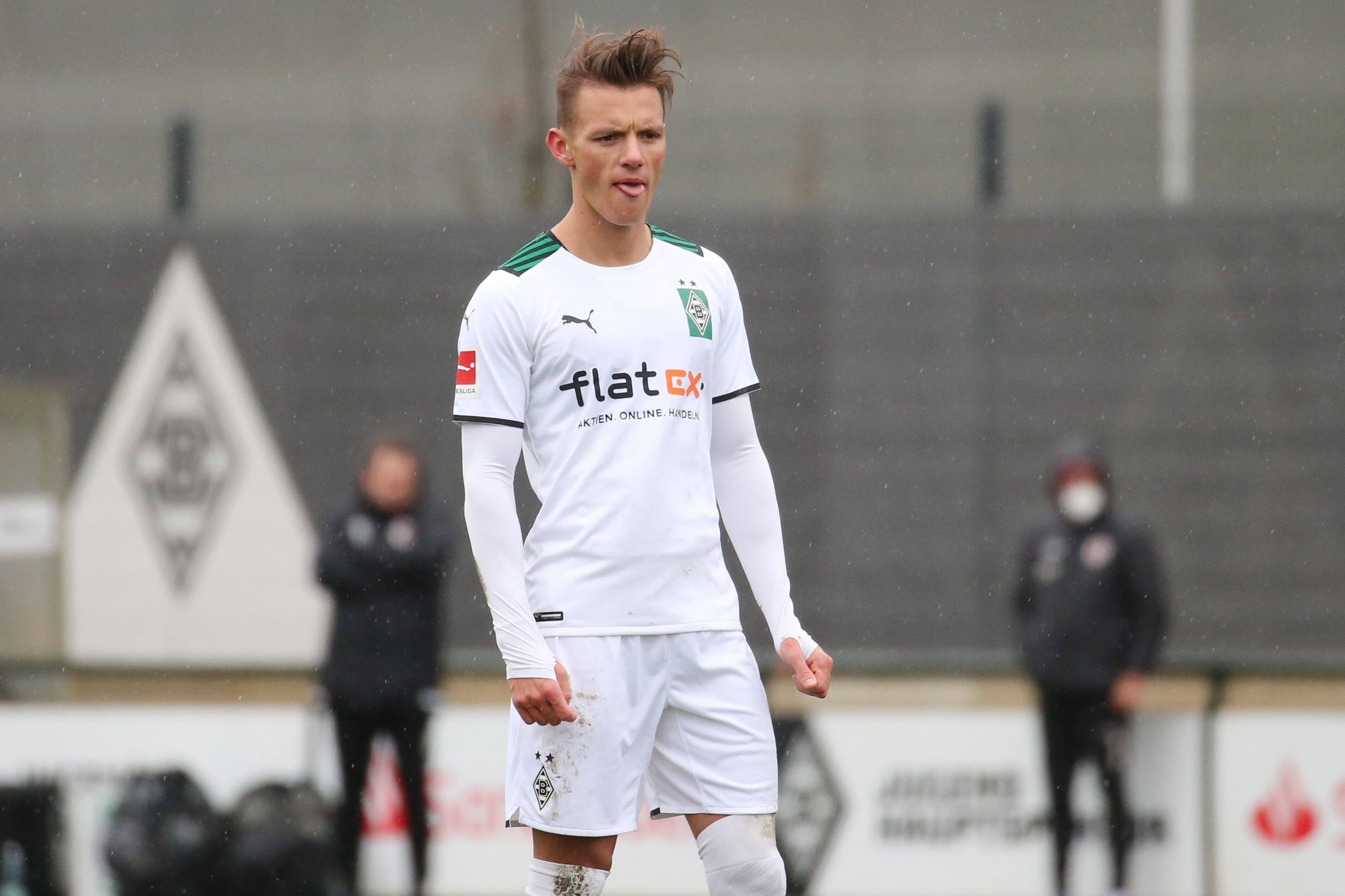 Ist das der letzte Auftritt im Fohlen-Trikot gewesen? Offensivspieler Hannes Wolf von Borussia Mönchengladbach während eines Testspiels am 8. Januar 2022 gegen Drittligist Viktoria Köln im Borussia-Park. Wolf schaut auf das Spielgeschehen.