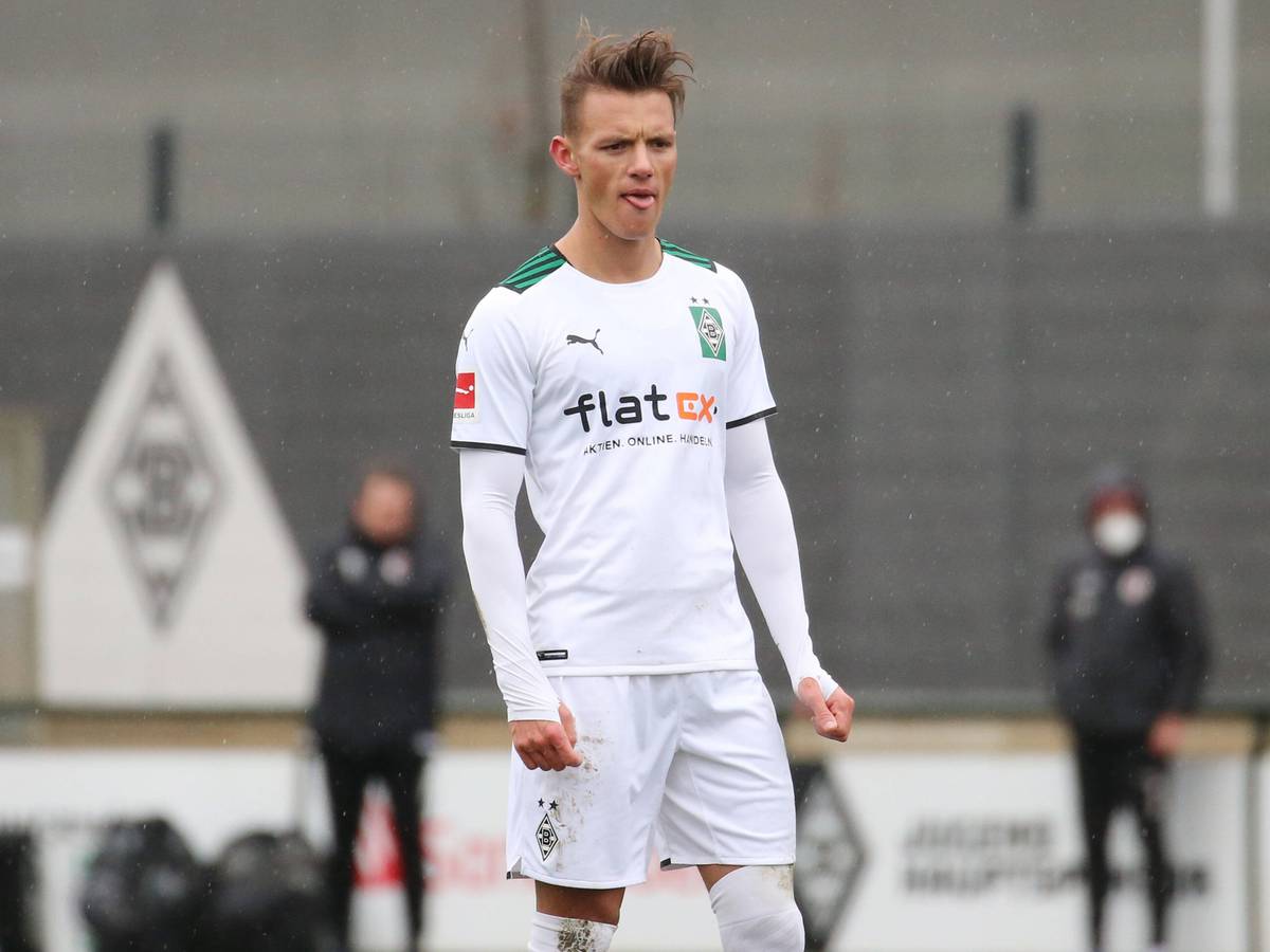 Ist das der letzte Auftritt im Fohlen-Trikot gewesen? Offensivspieler Hannes Wolf von Borussia Mönchengladbach während eines Testspiels am 8. Januar 2022 gegen Drittligist Viktoria Köln im Borussia-Park. Wolf schaut auf das Spielgeschehen.