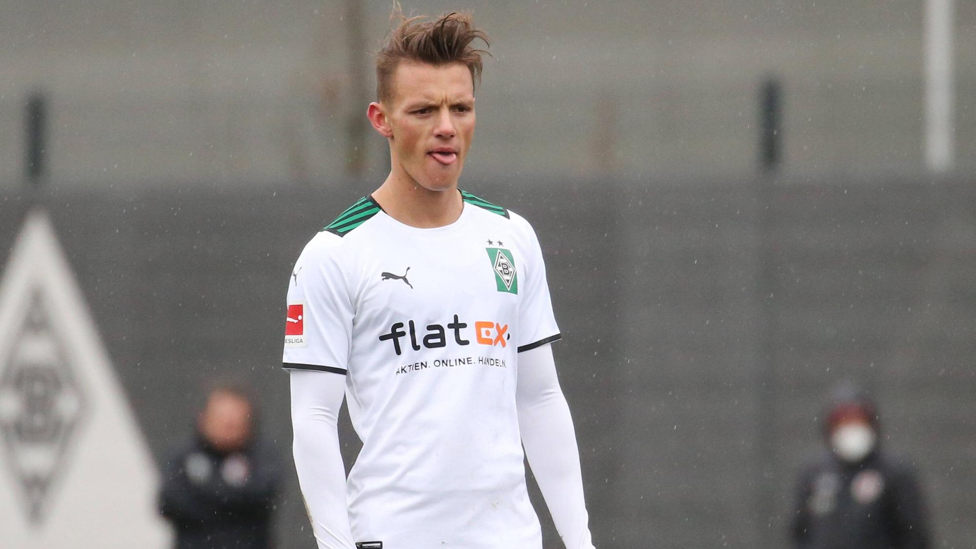 Ist das der letzte Auftritt im Fohlen-Trikot gewesen? Offensivspieler Hannes Wolf von Borussia Mönchengladbach während eines Testspiels am 8. Januar 2022 gegen Drittligist Viktoria Köln im Borussia-Park. Wolf schaut auf das Spielgeschehen.