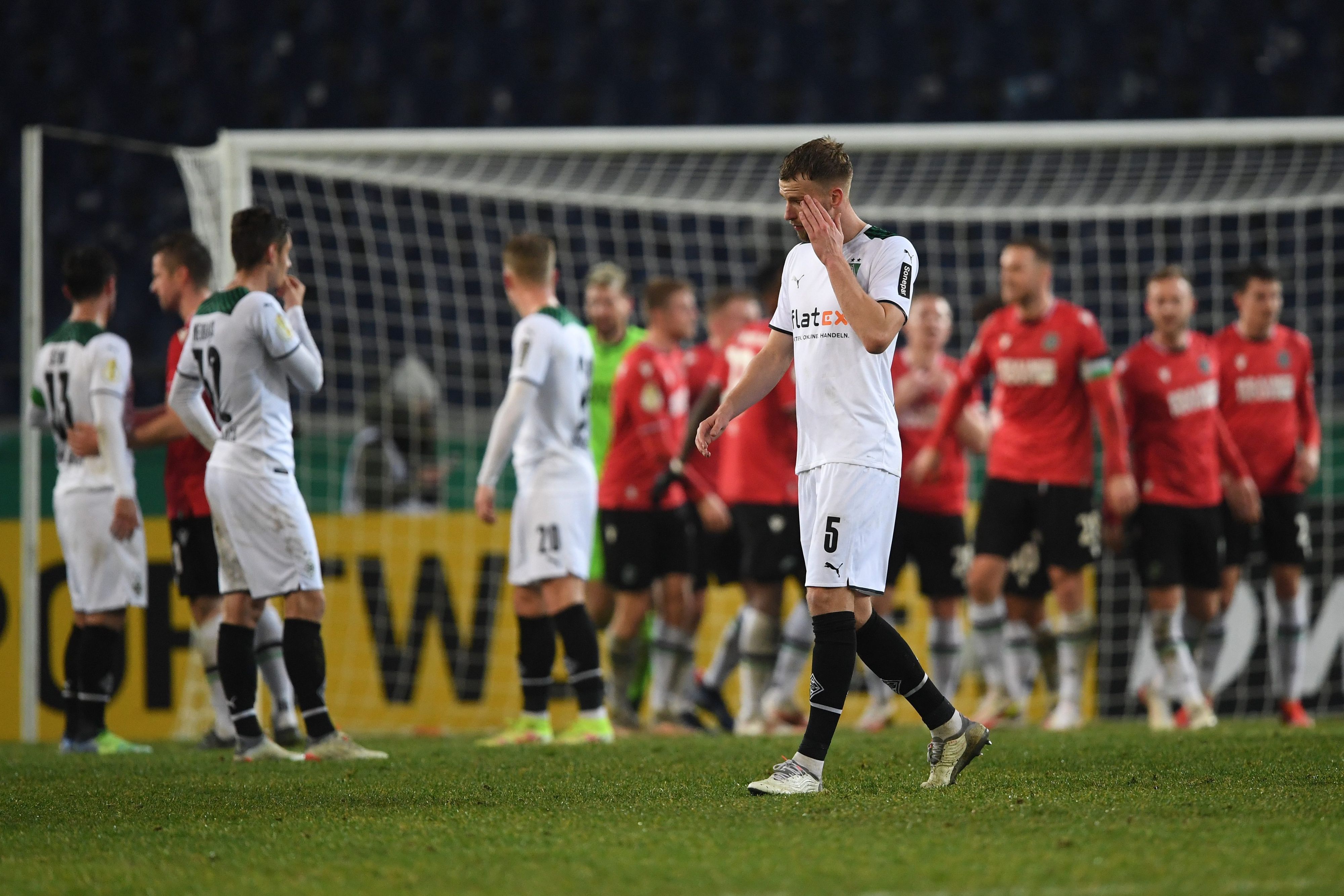 Hängende Köpfe bei den Spielern von Borussia Mönchengladbach. Das Team verlor am 19. Januar 2022 0:3 bei Hannover 96 und schied somit im Achtelfinale aus dem DFB-Pokal aus.