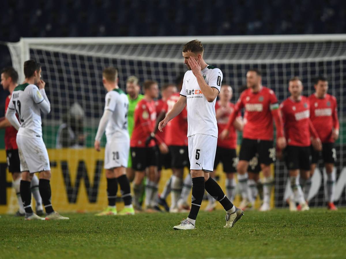 Hängende Köpfe bei den Spielern von Borussia Mönchengladbach. Das Team verlor am 19. Januar 2022 0:3 bei Hannover 96 und schied somit im Achtelfinale aus dem DFB-Pokal aus.