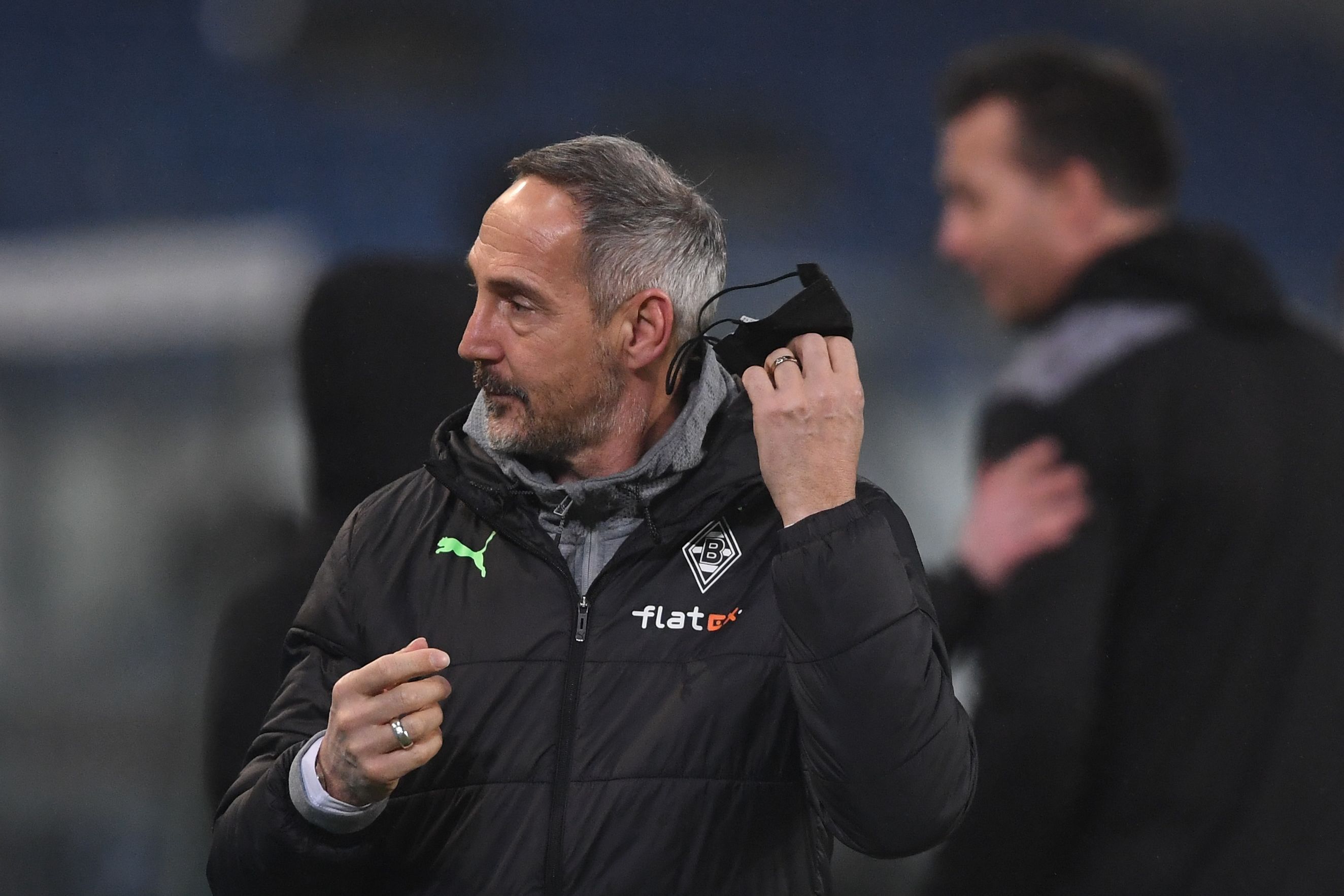 Adi Hütter, Cheftrainer von Borussia Mönchengladbach, steht nach dem peinlichen Pokal-Aus der Fohlen-Elf bei Zweitligist Hannover 96 (19. Januar 2021) bei den VfL-Fans erheblich in der Kritik. Hütter zieht sich seinen Mundschutz aus.