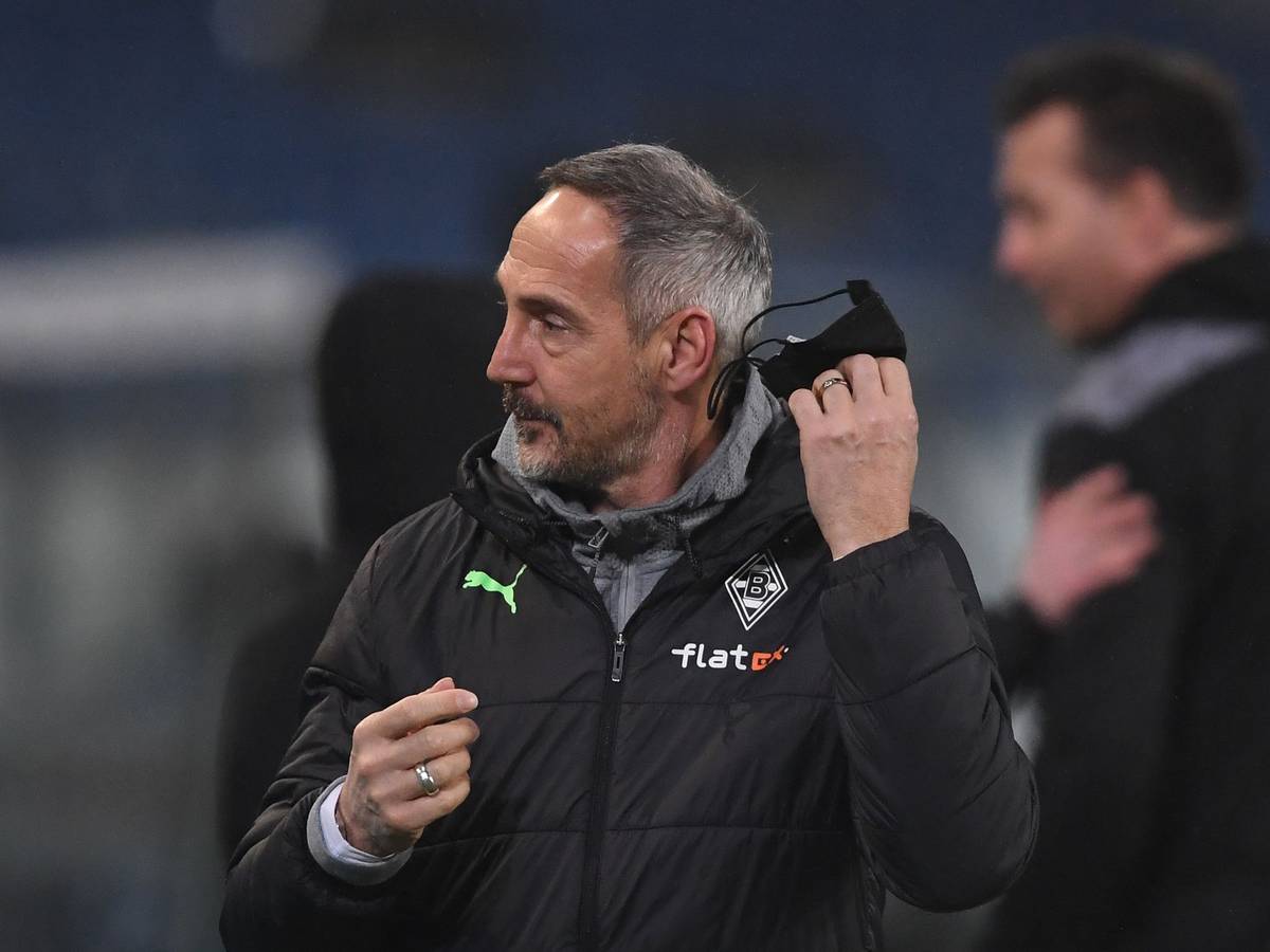 Adi Hütter, Cheftrainer von Borussia Mönchengladbach, steht nach dem peinlichen Pokal-Aus der Fohlen-Elf bei Zweitligist Hannover 96 (19. Januar 2021) bei den VfL-Fans erheblich in der Kritik. Hütter zieht sich seinen Mundschutz aus.
