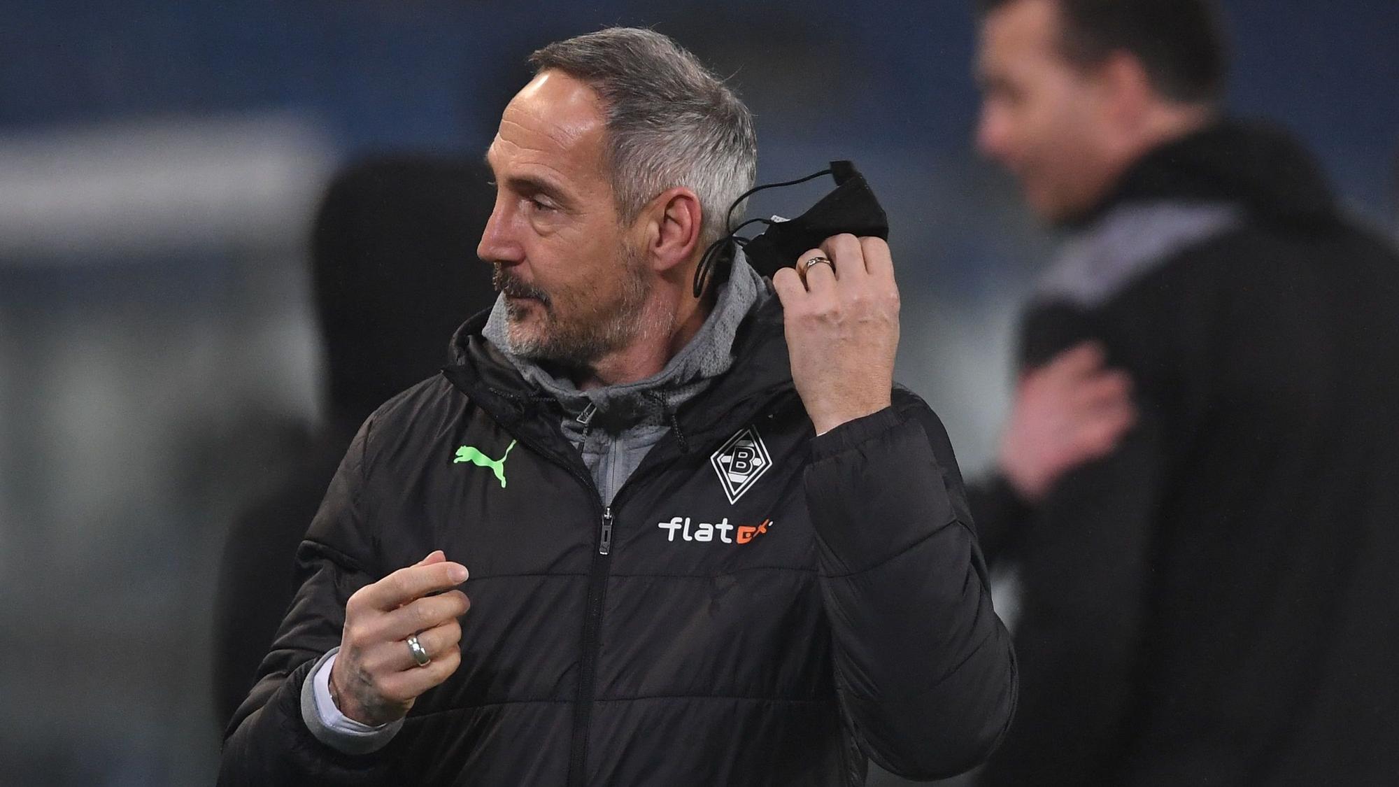 Adi Hütter, Cheftrainer von Borussia Mönchengladbach, steht nach dem peinlichen Pokal-Aus der Fohlen-Elf bei Zweitligist Hannover 96 (19. Januar 2021) bei den VfL-Fans erheblich in der Kritik. Hütter zieht sich seinen Mundschutz aus.
