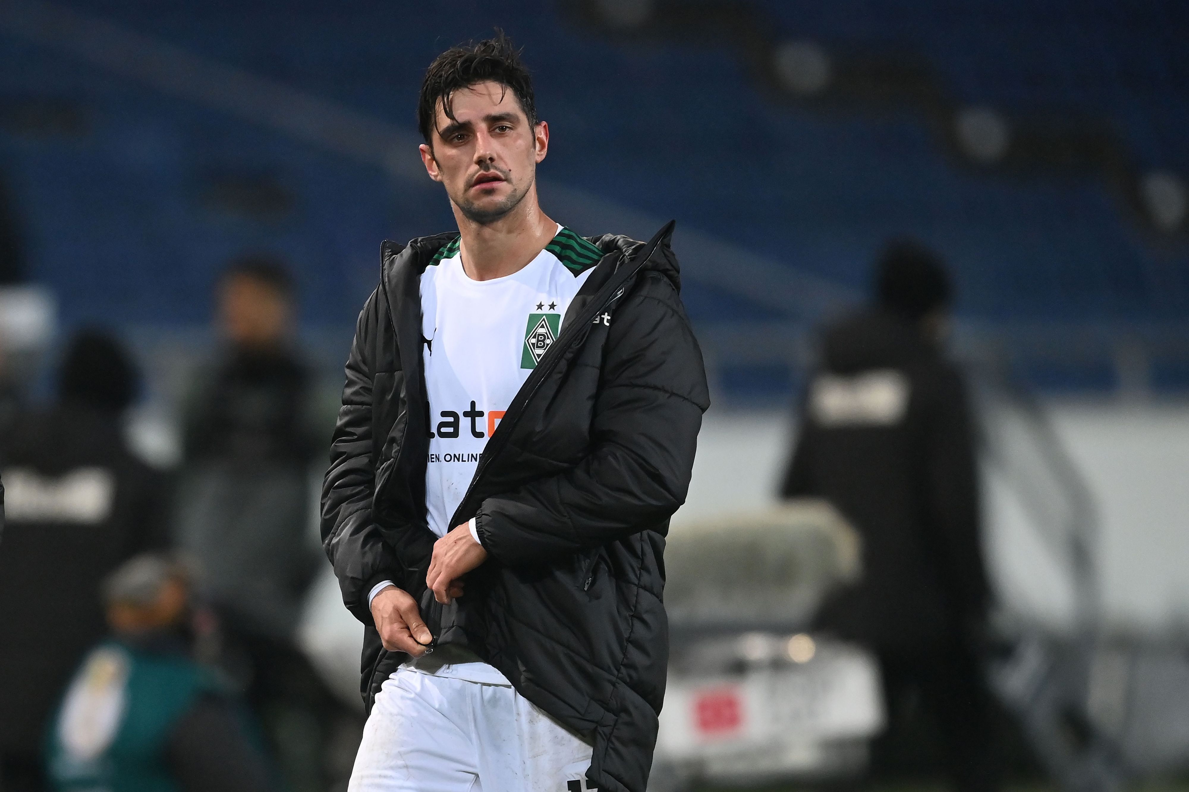 Ernüchternde Blicke bei Gladbach-Kapitän Lars Stindl. Sein Team schied am Mittwoch (19. Januar 2022) mit einer herben 0:3-Niederlage bei Zweitligist Hannover 96 aus dem DFB-Pokal aus.