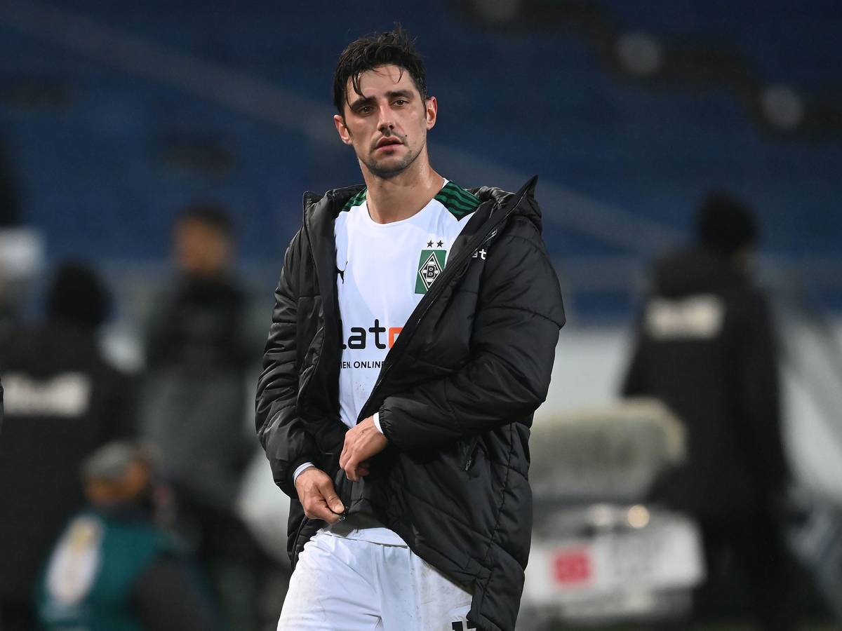 Ernüchternde Blicke bei Gladbach-Kapitän Lars Stindl. Sein Team schied am Mittwoch (19. Januar 2022) mit einer herben 0:3-Niederlage bei Zweitligist Hannover 96 aus dem DFB-Pokal aus.