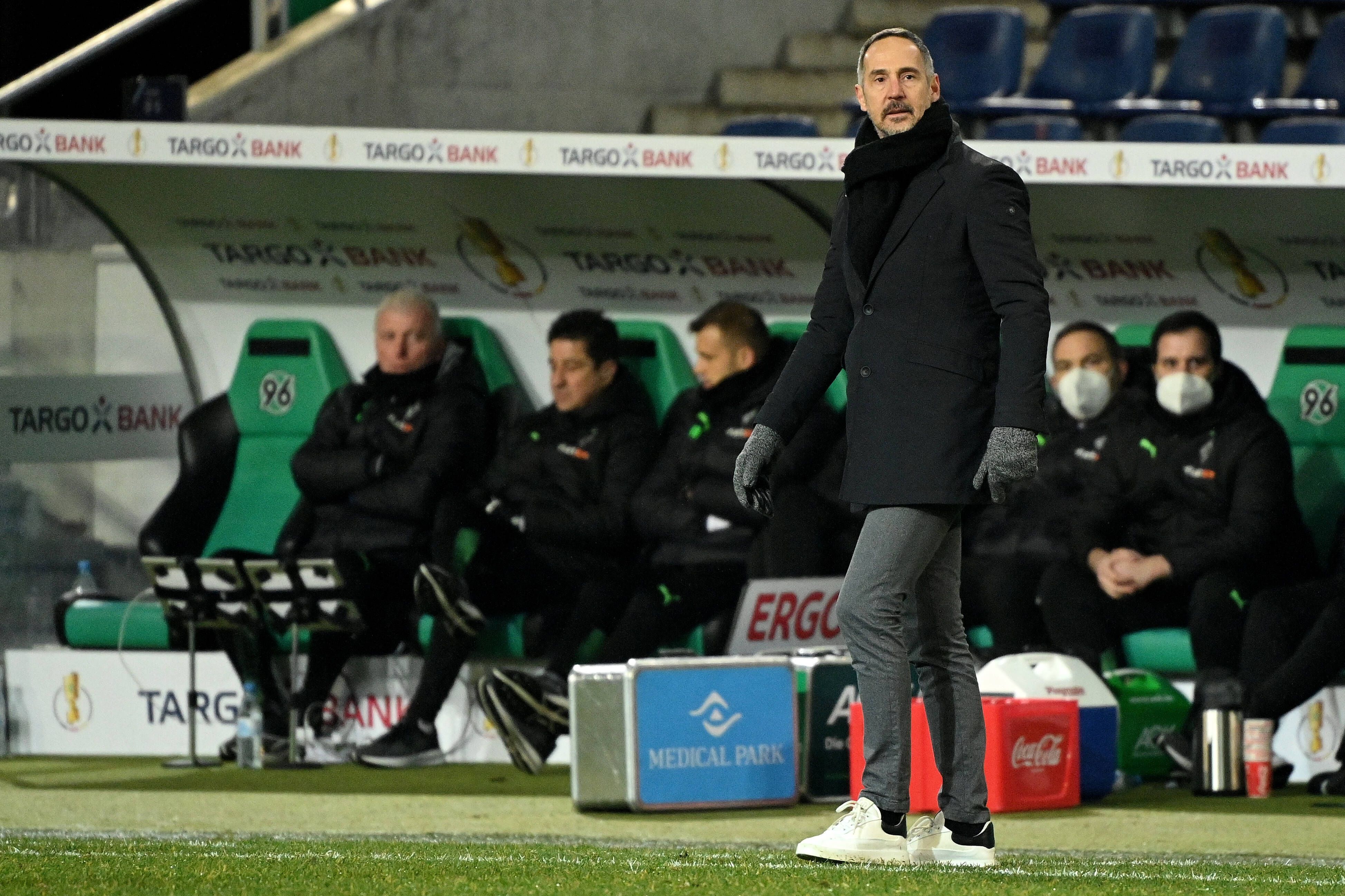 Adi Hütter von Borussia Mönchengladbach in der HDI-Arena. Der Trainer ist nach dem Pokal-Aus der Fohlen-Elf bei Zweitligist Hannover 96 (19. Januar 2022) in die Kritik geraten. Hütter steht am Spielfeldrand und schaut Richtung Platz.