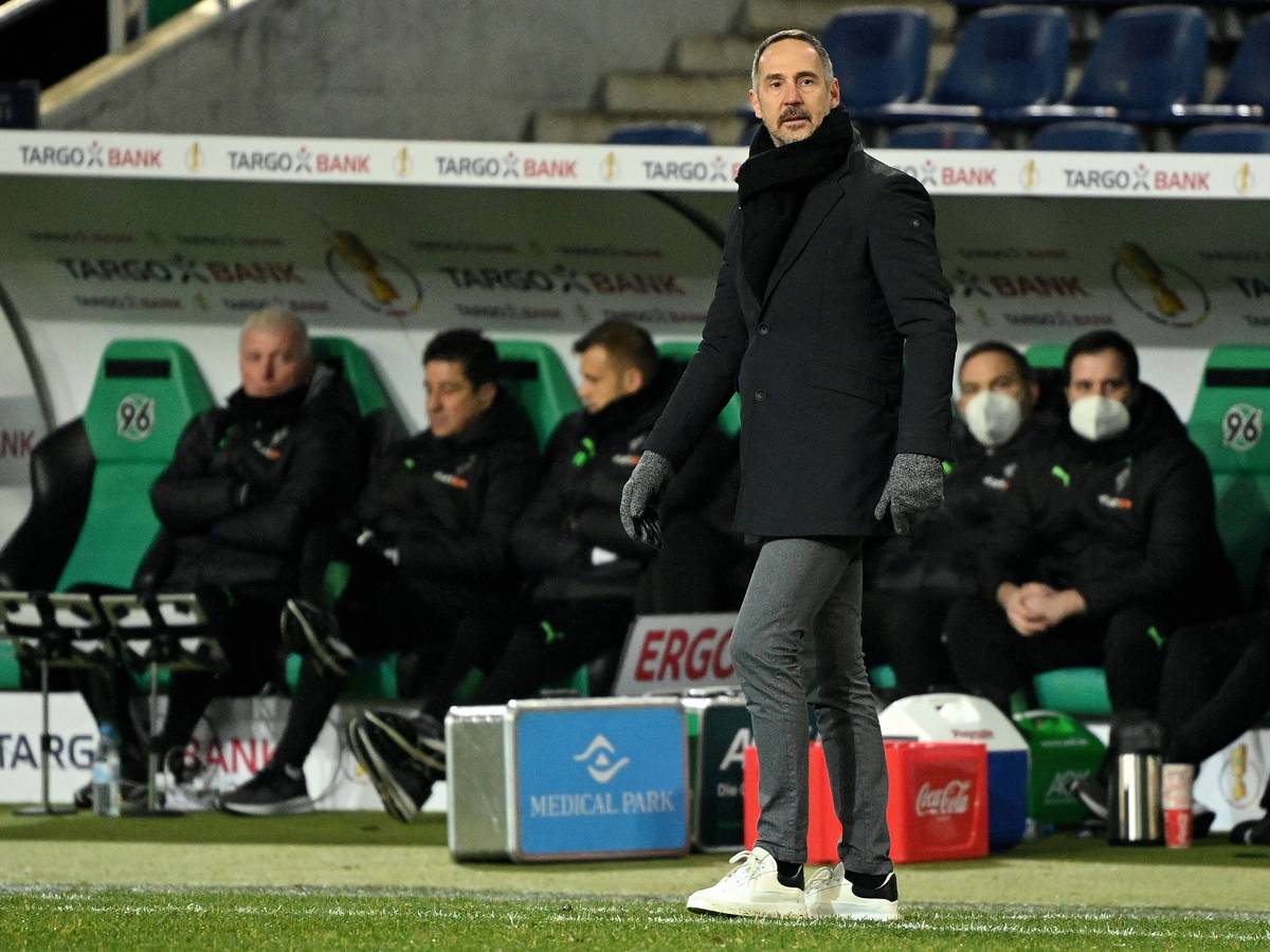 Adi Hütter von Borussia Mönchengladbach in der HDI-Arena. Der Trainer ist nach dem Pokal-Aus der Fohlen-Elf bei Zweitligist Hannover 96 (19. Januar 2022) in die Kritik geraten. Hütter steht am Spielfeldrand und schaut Richtung Platz.