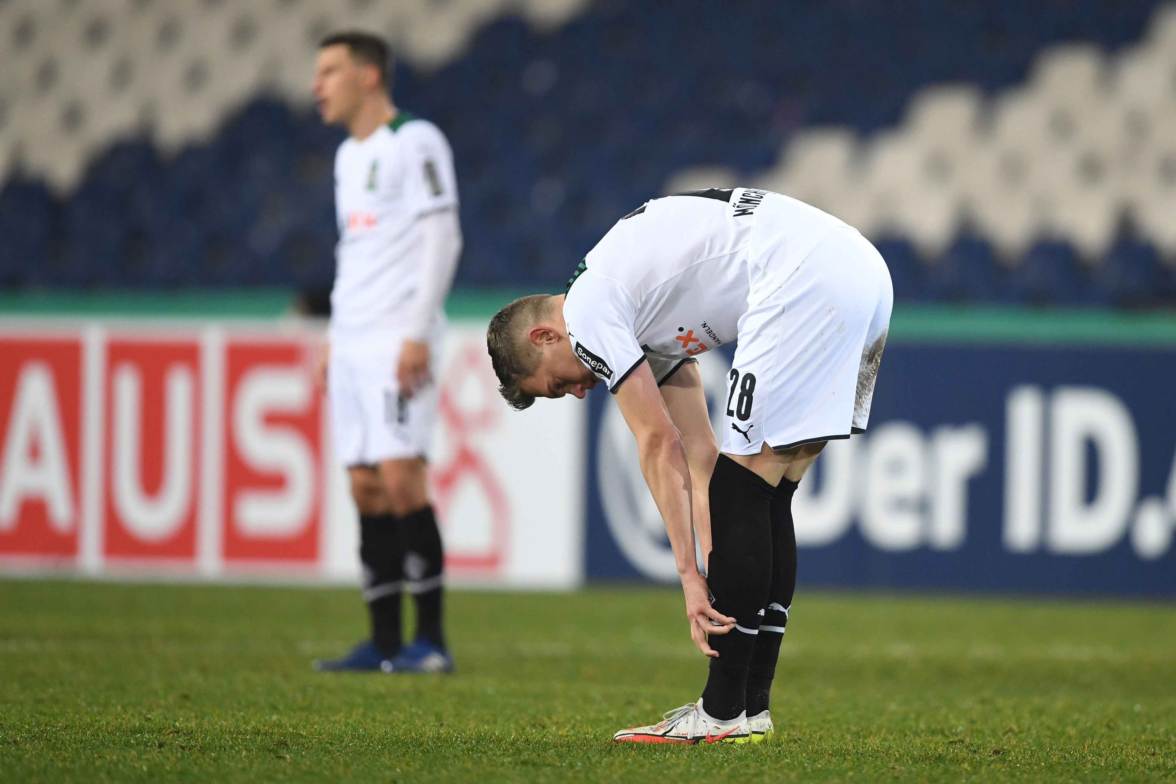 19.01.2022, Niedersachsen, Hannover: Fußball: DFB-Pokal, Hannover 96 - Borussia Mönchengladbach, Achtelfinale in der HDI-Arena. Gladbachs Matthias Ginter steht nach dem Tor zum 3:0 auf dem Platz.