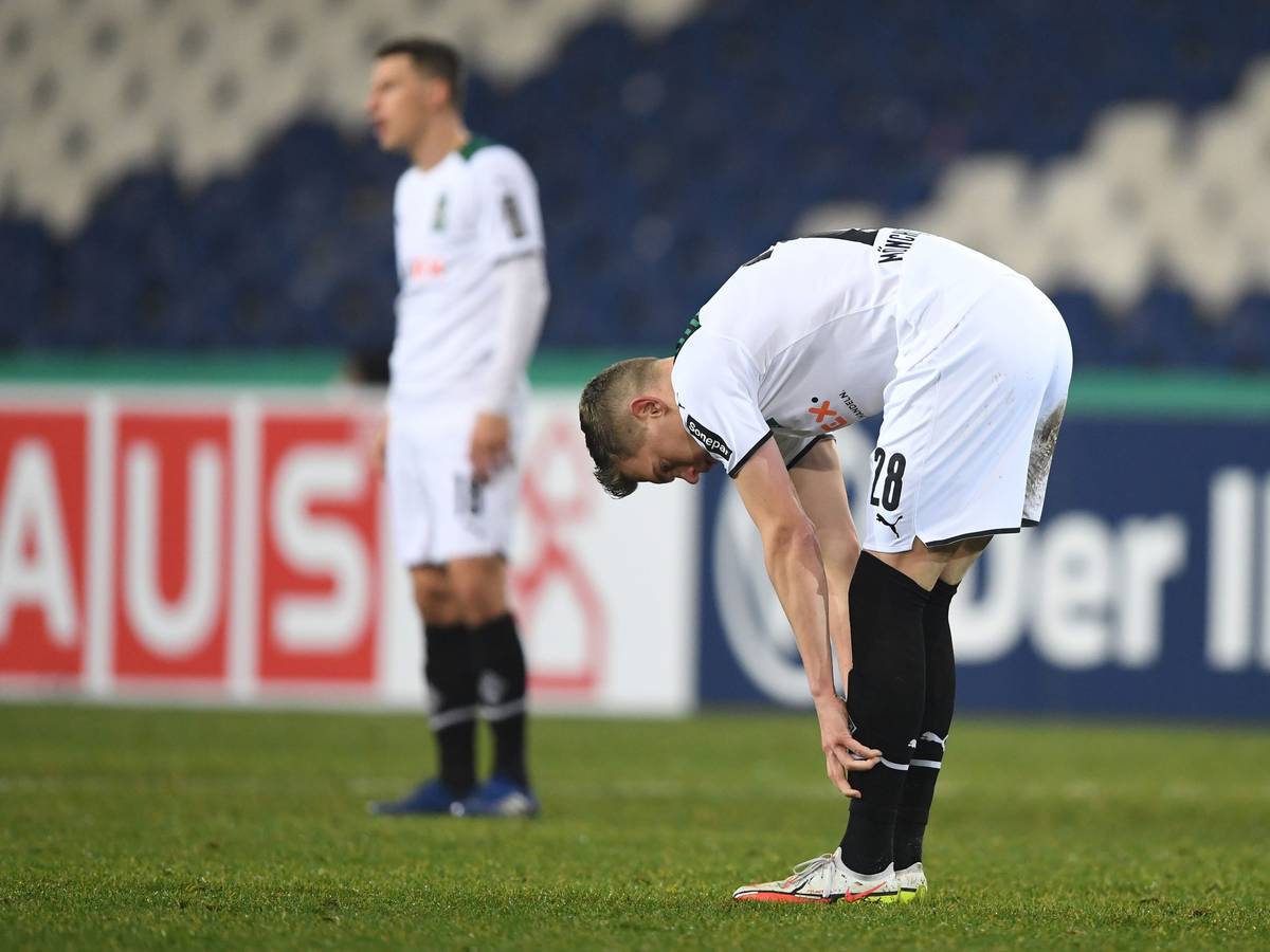 19.01.2022, Niedersachsen, Hannover: Fußball: DFB-Pokal, Hannover 96 - Borussia Mönchengladbach, Achtelfinale in der HDI-Arena. Gladbachs Matthias Ginter steht nach dem Tor zum 3:0 auf dem Platz.