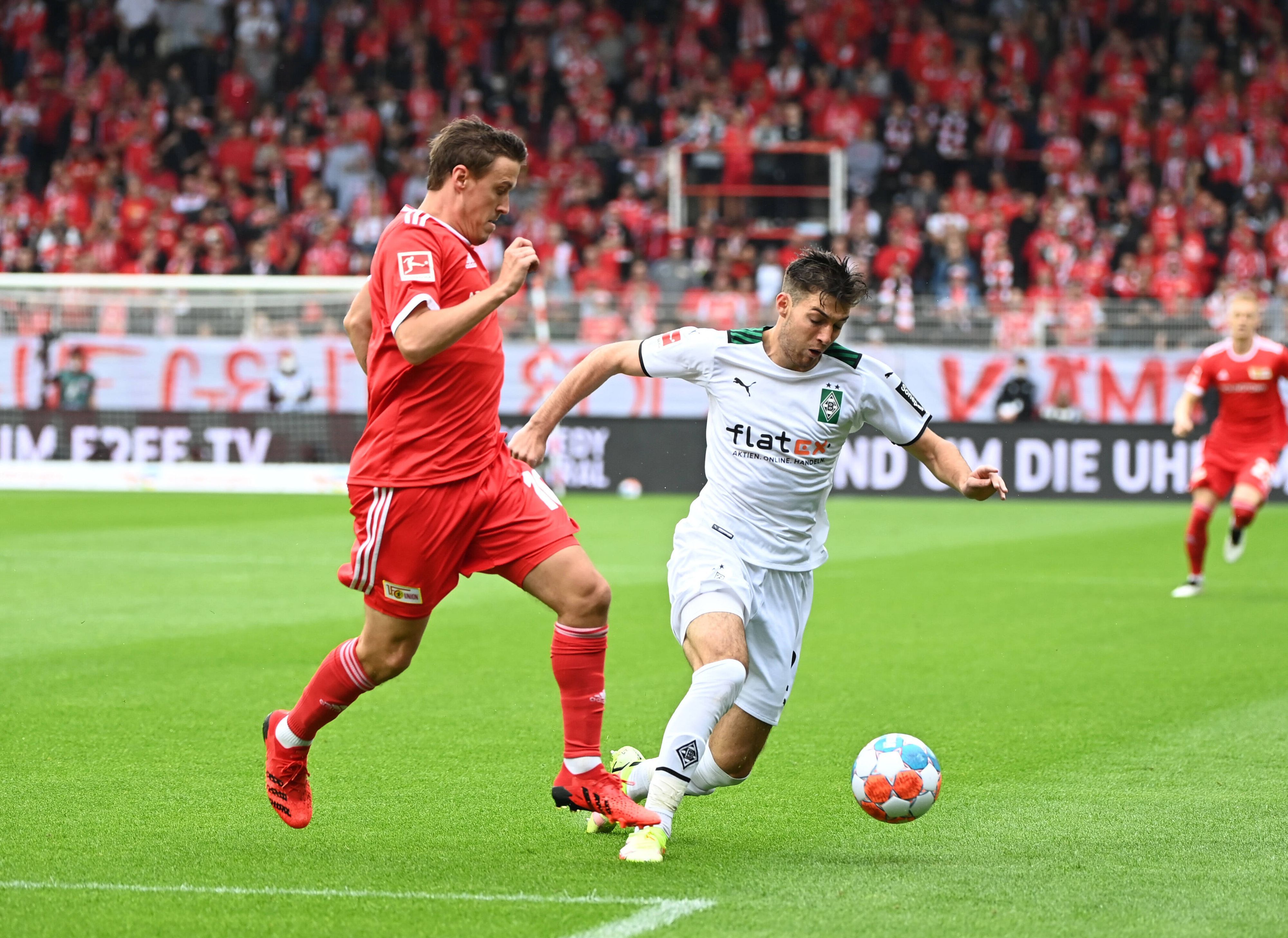 Am Samstag (22. Januar 2022) trifft Borussia Mönchengladbach in der Bundesliga auf Union Berlin. Das Foto zeigt Gladbach-Verteidiger Joe Scally (r.) im Zweikampf mit Unions Max Kruse (l.).