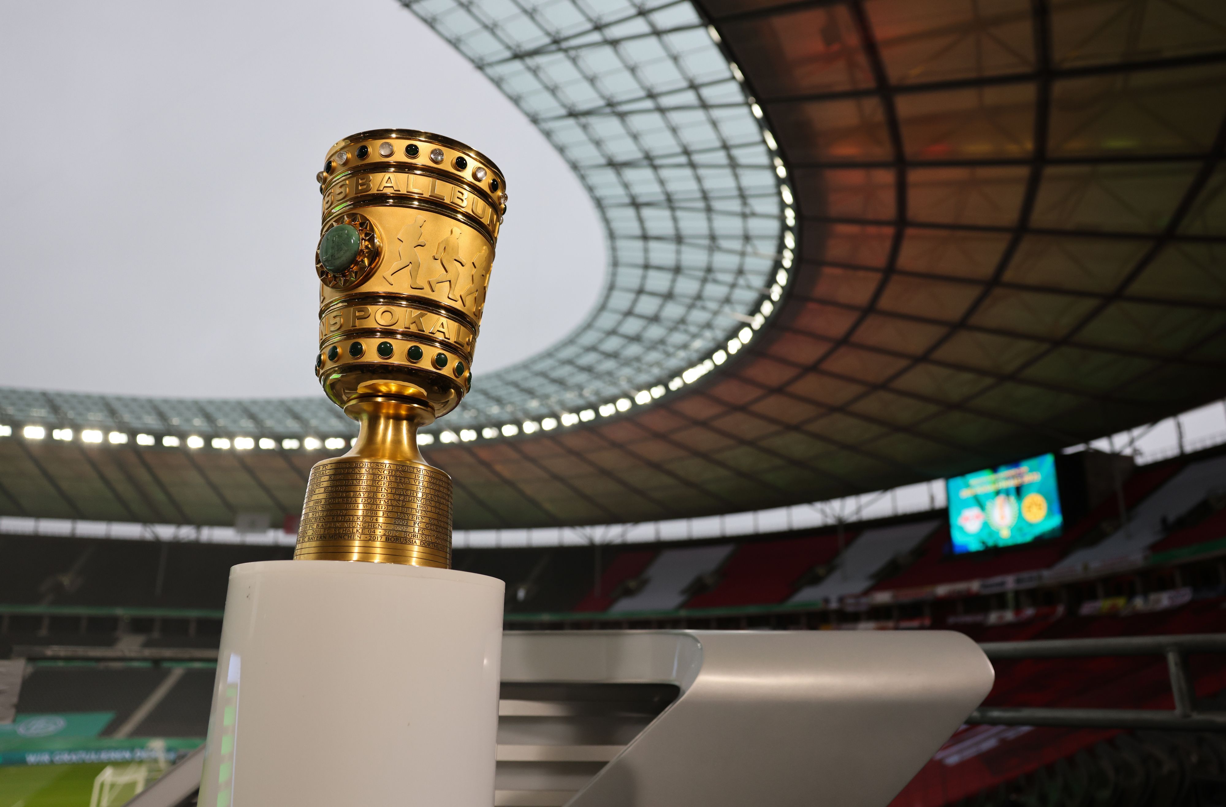 Der DFB-Pokal im Berliner Olympiastadion.
