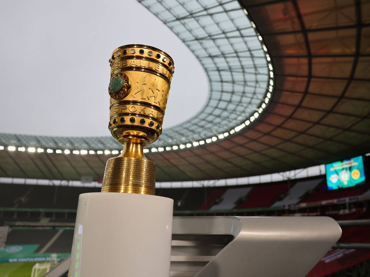 Der DFB-Pokal im Berliner Olympiastadion.