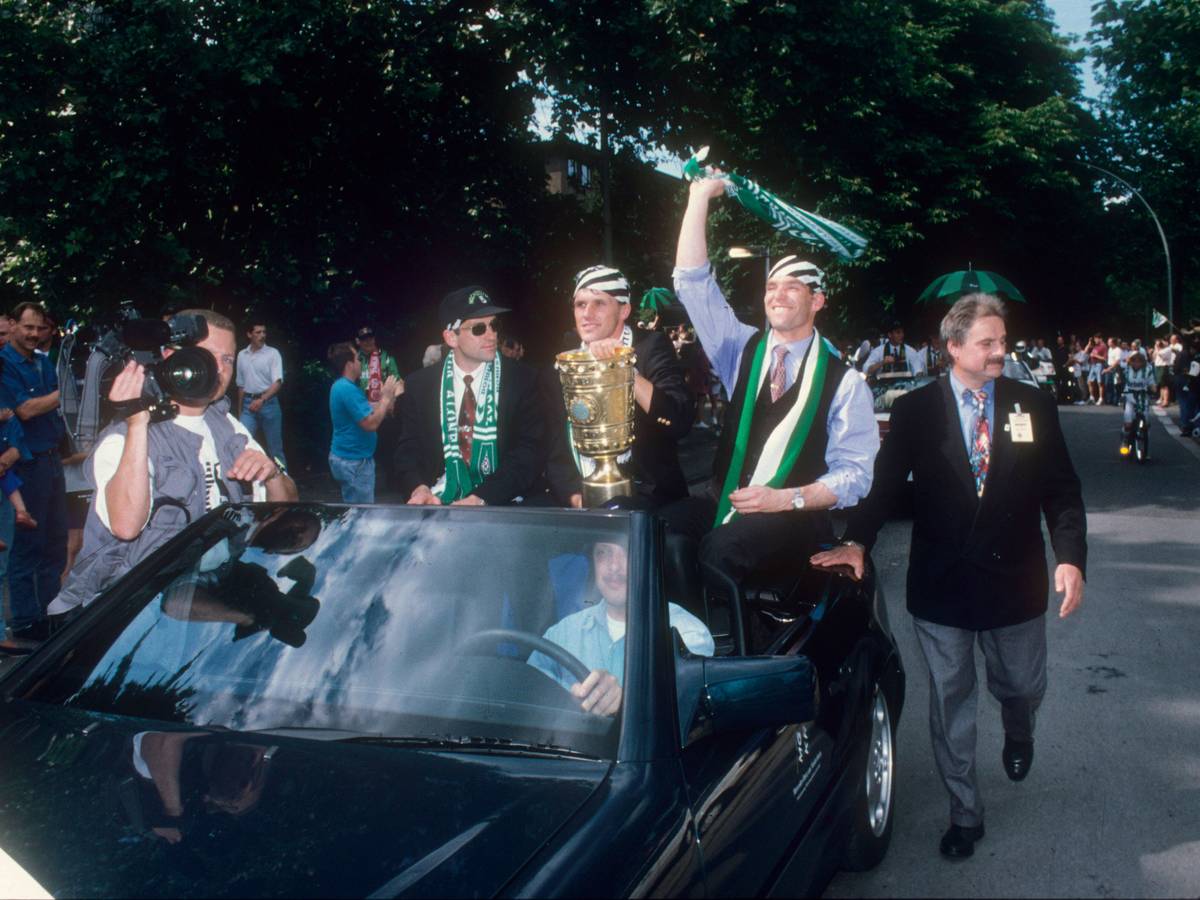 Die Borussia-Spieler (von links) Christian Hochstätter, Michael Klinkert und Uwe Kamps im Cabriolet mit DFB-Pokal am 25. Juni 1995 in Mönchengladbach.