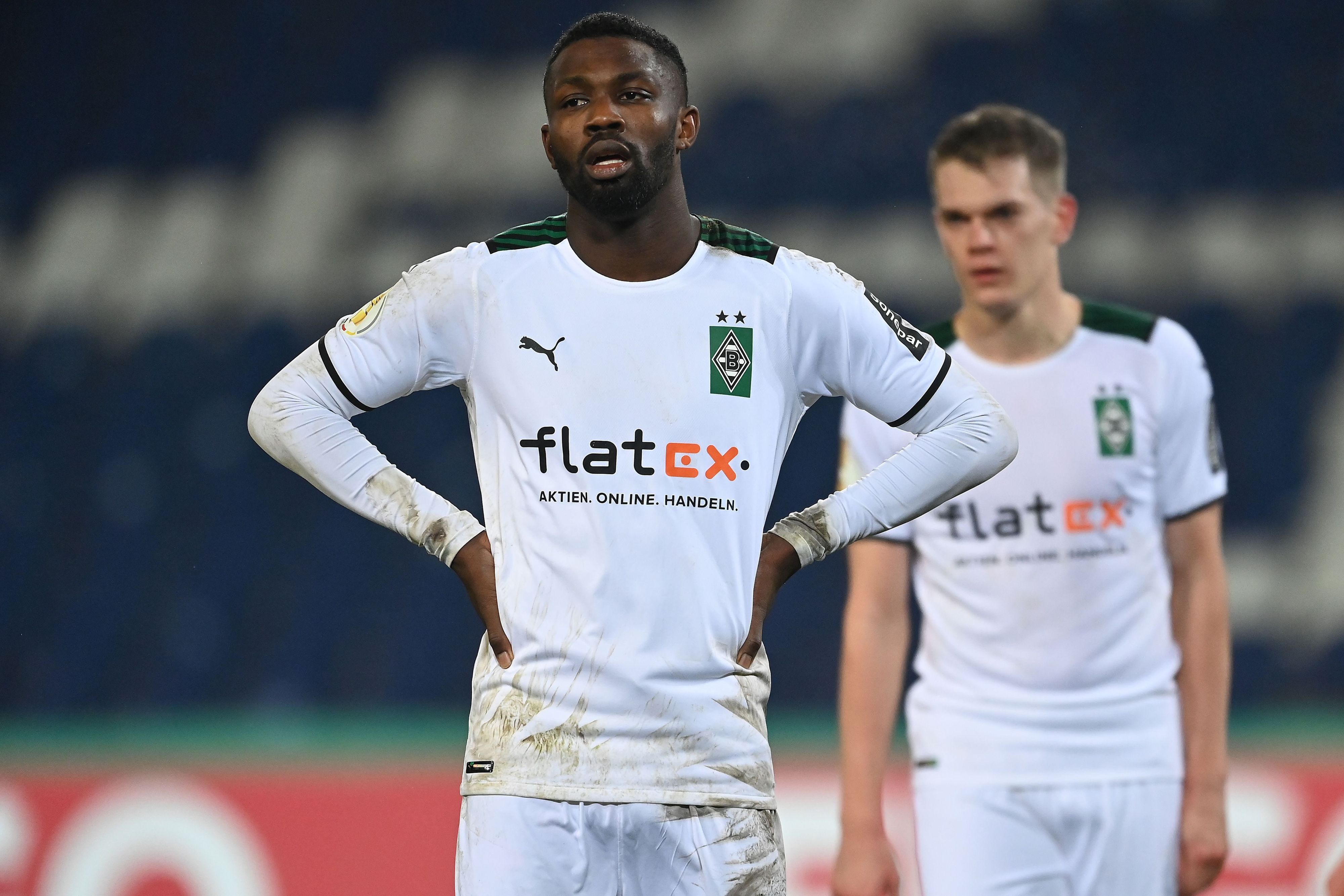 Marcus Thuram und Matthias Ginter von Borussia Mönchengladbach beim Aus im DFB-Pokal bei Hannover 96. Thuram hat die Arme in die Hüften gestemmt.