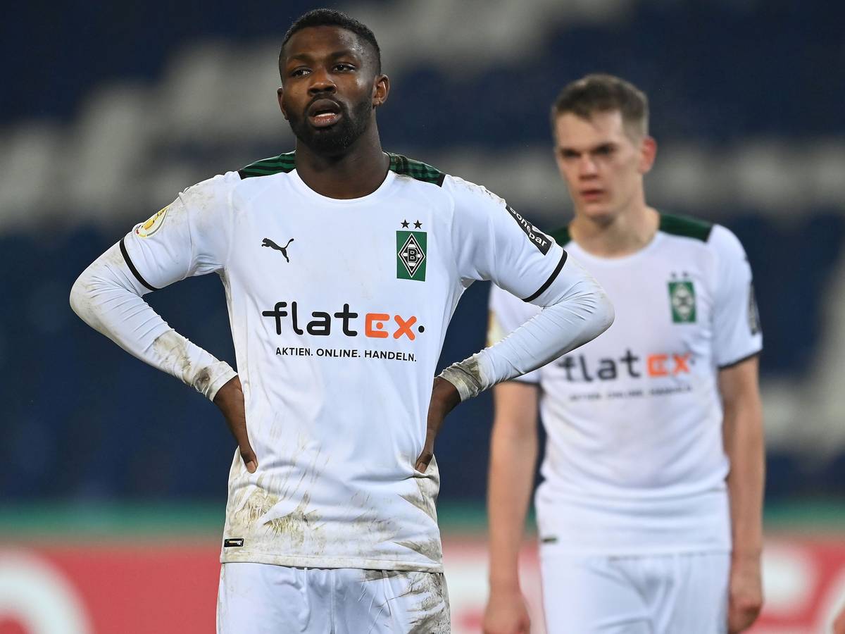 Marcus Thuram und Matthias Ginter von Borussia Mönchengladbach beim Aus im DFB-Pokal bei Hannover 96. Thuram hat die Arme in die Hüften gestemmt.