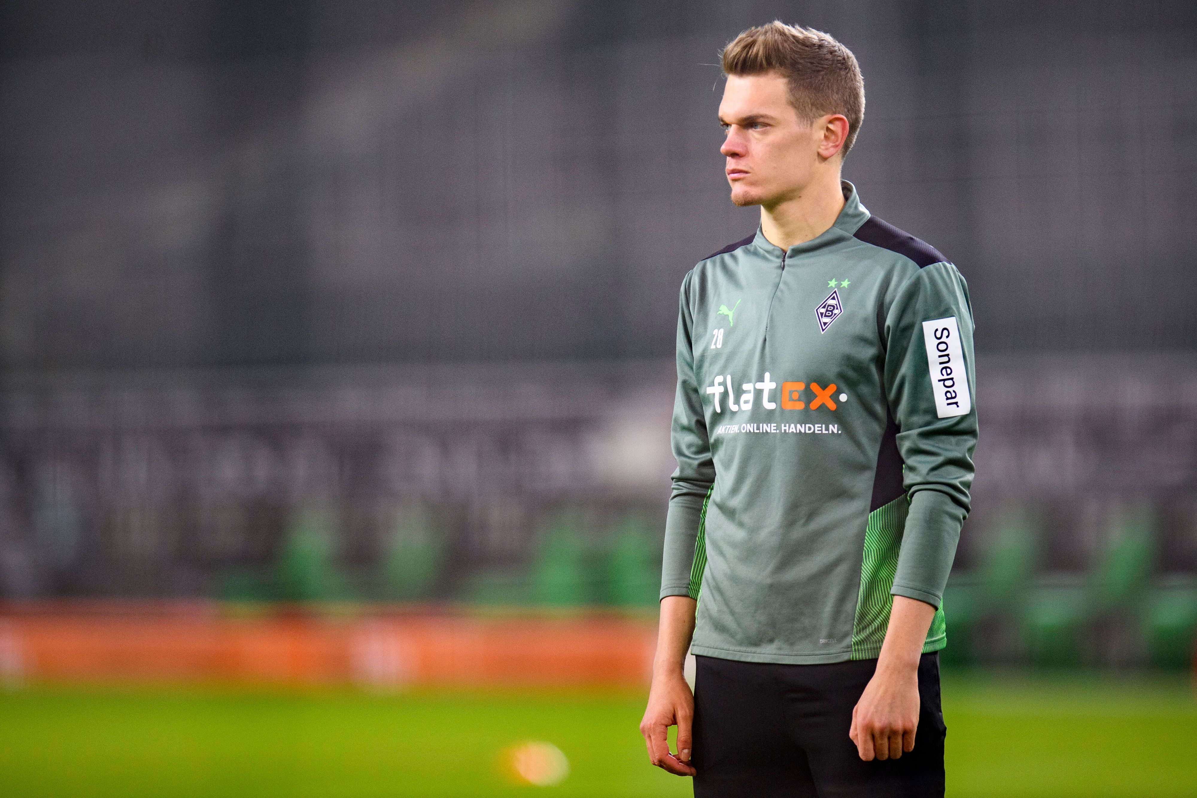 Verteidiger Matthias Ginter steht noch bis 30. Juni 2022 bei Fußball-Bundesligist Borussia Mönchengladbach unter Vertrag. Auf diesem Foto ist der Nationalspieler am 15. Januar im Borussia-Park zu sehen. Ginter blickt nachdenklich auf das Spielfeld.
