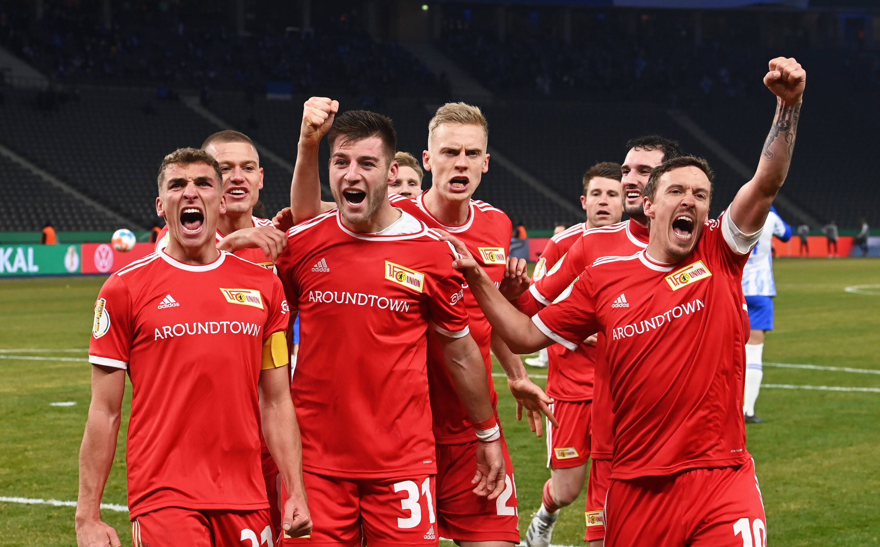 Die Spieler von Union Berlin bejubeln am 19. Januar 2022 den Sieg im DFB-Pokal-Duell bei Hertha BSC: (v.l.) Grischa Prömel, Julian Ryerson, Robin Knoche, Timo Baumgartl, Levin Öztunali und der ehemalige Gladbacher Max Kruse. Kruse schreit seine Freude heraus.
