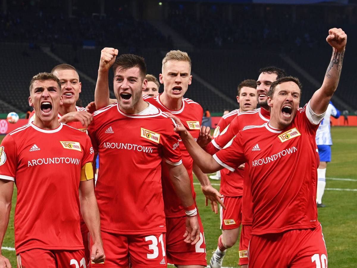 Die Spieler von Union Berlin bejubeln am 19. Januar 2022 den Sieg im DFB-Pokal-Duell bei Hertha BSC: (v.l.) Grischa Prömel, Julian Ryerson, Robin Knoche, Timo Baumgartl, Levin Öztunali und der ehemalige Gladbacher Max Kruse. Kruse schreit seine Freude heraus.
