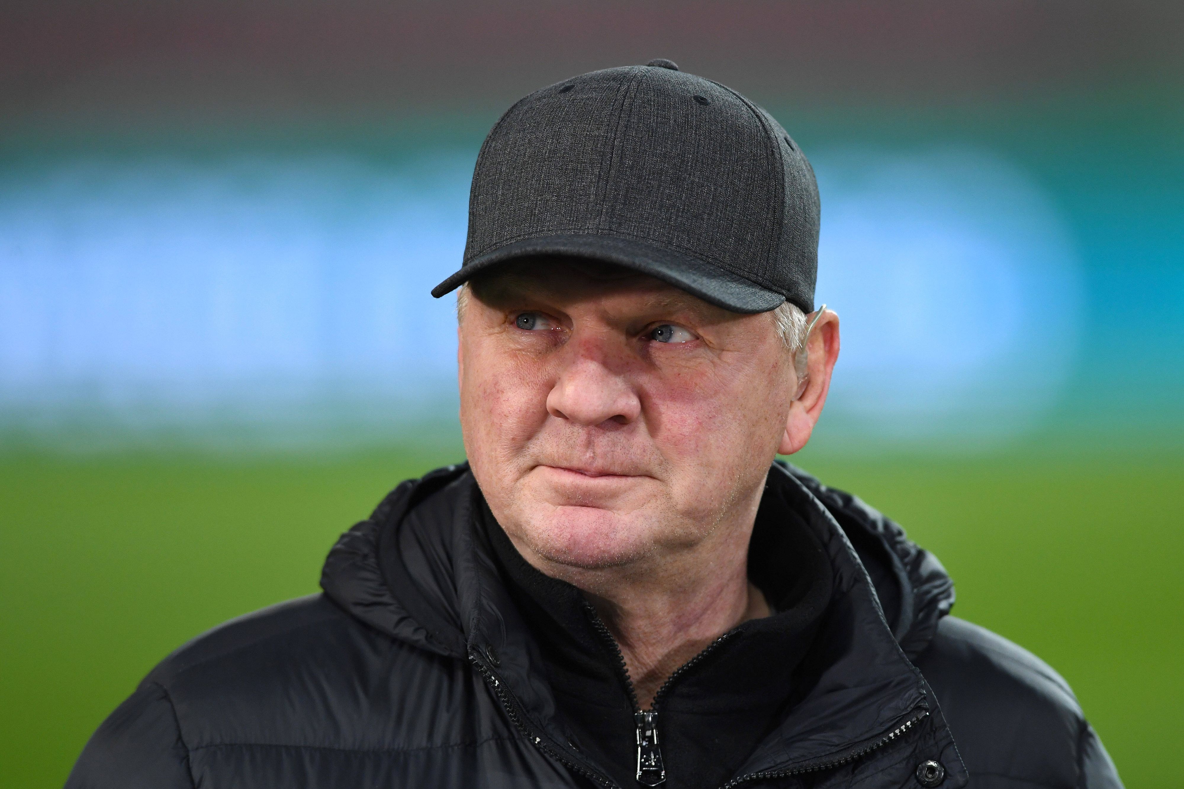 Ex-Gladbach-Star und TV-Experte Stefan Effenberg. Auf diesem Foto ist der ehemalige Nationalspieler am 18. Januar 2022 im Kölner Stadion zu sehen. Effenberg trägt eine Kappe.