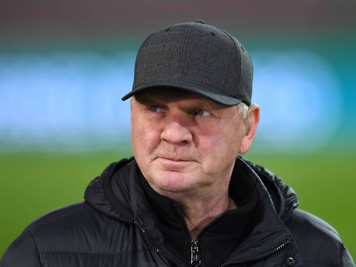 Ex-Gladbach-Star und TV-Experte Stefan Effenberg. Auf diesem Foto ist der ehemalige Nationalspieler am 18. Januar 2022 im Kölner Stadion zu sehen. Effenberg trägt eine Kappe.