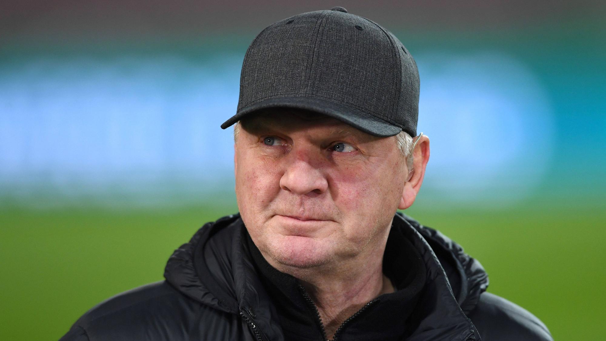 Ex-Gladbach-Star und TV-Experte Stefan Effenberg. Auf diesem Foto ist der ehemalige Nationalspieler am 18. Januar 2022 im Kölner Stadion zu sehen. Effenberg trägt eine Kappe.