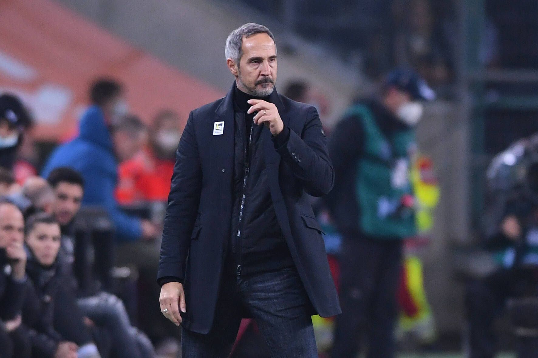 Trainer Adi Hütter von Borussia Mönchengladbach, hier zu sehen am 15. Dezember 2021 im Borussia-Park während des Duells mit seinem Ex-Klub Eintracht Frankfurt. Hütter blickt angespannt auf das Spielfeld.