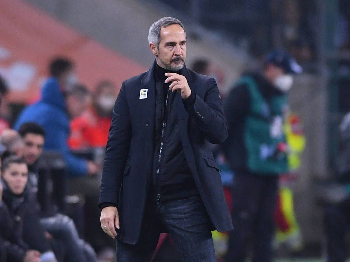 Trainer Adi Hütter von Borussia Mönchengladbach, hier zu sehen am 15. Dezember 2021 im Borussia-Park während des Duells mit seinem Ex-Klub Eintracht Frankfurt. Hütter blickt angespannt auf das Spielfeld.