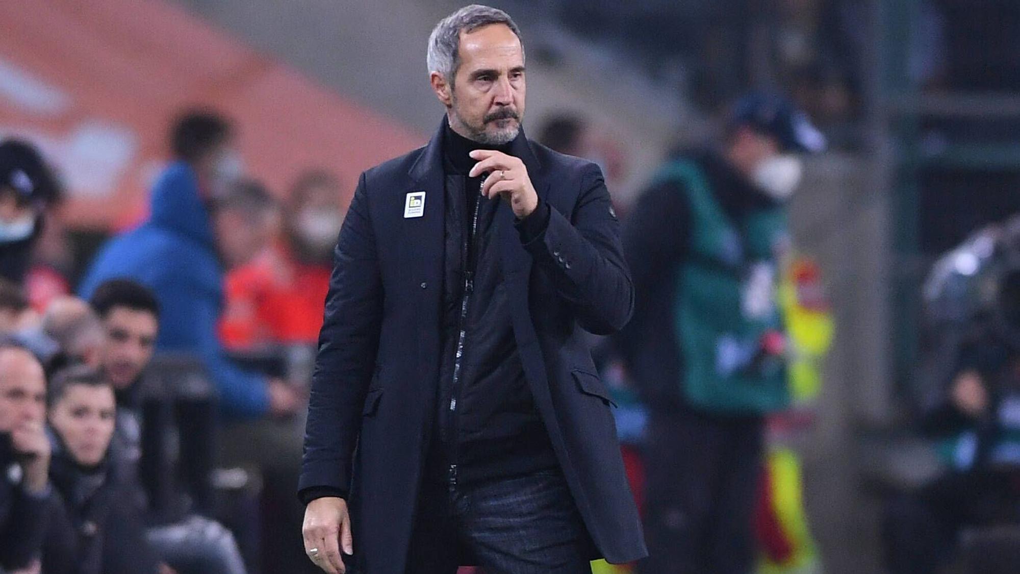 Trainer Adi Hütter von Borussia Mönchengladbach, hier zu sehen am 15. Dezember 2021 im Borussia-Park während des Duells mit seinem Ex-Klub Eintracht Frankfurt. Hütter blickt angespannt auf das Spielfeld.