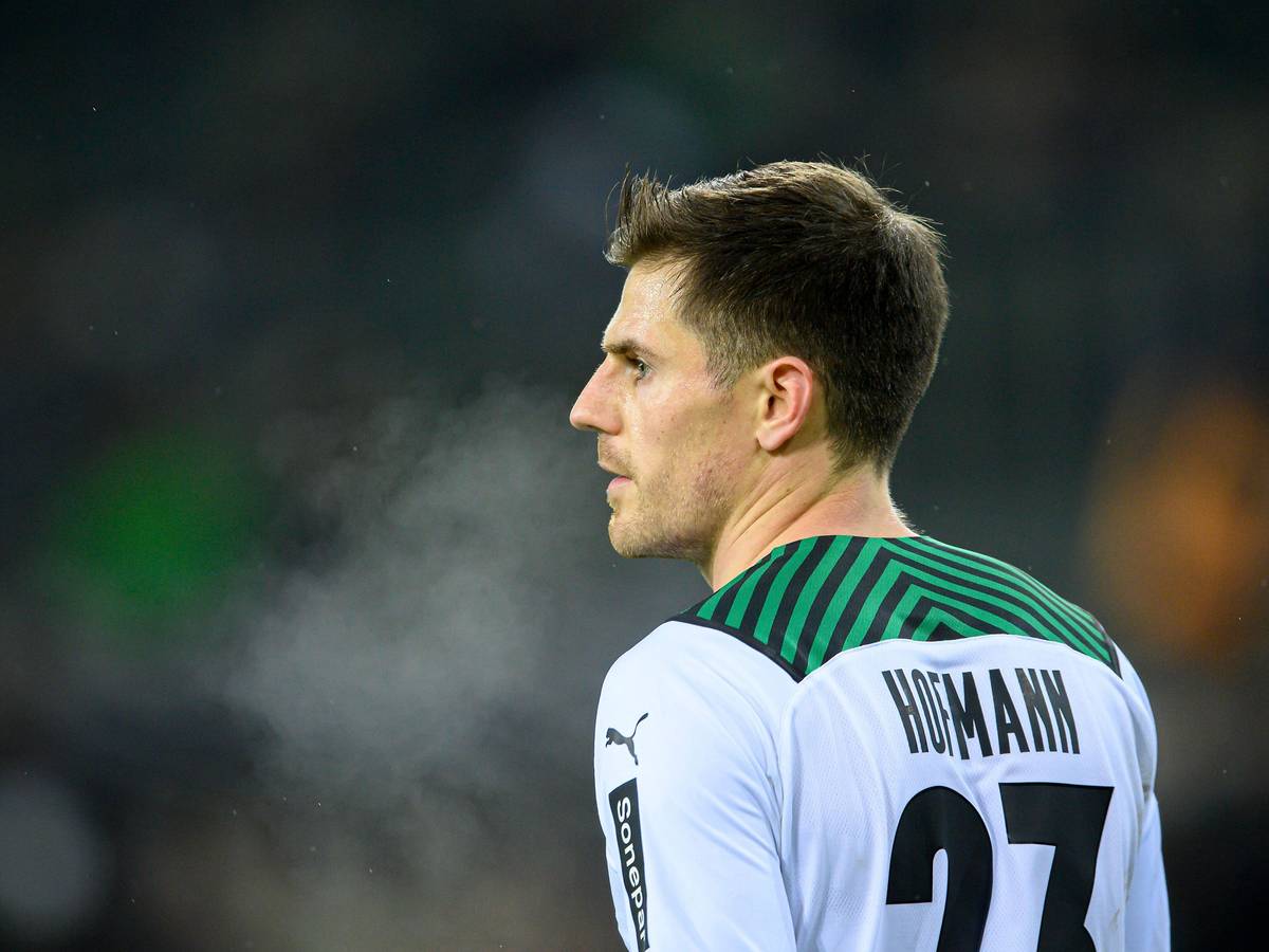 Nationalspieler Jonas Hofmann, hier zu sehen am 5. Dezember 2021 im Borussia-Park, steht vor seinem Comeback bei Borussia Mönchengladbach. Hofmann blickt auf das Spielgeschehen.