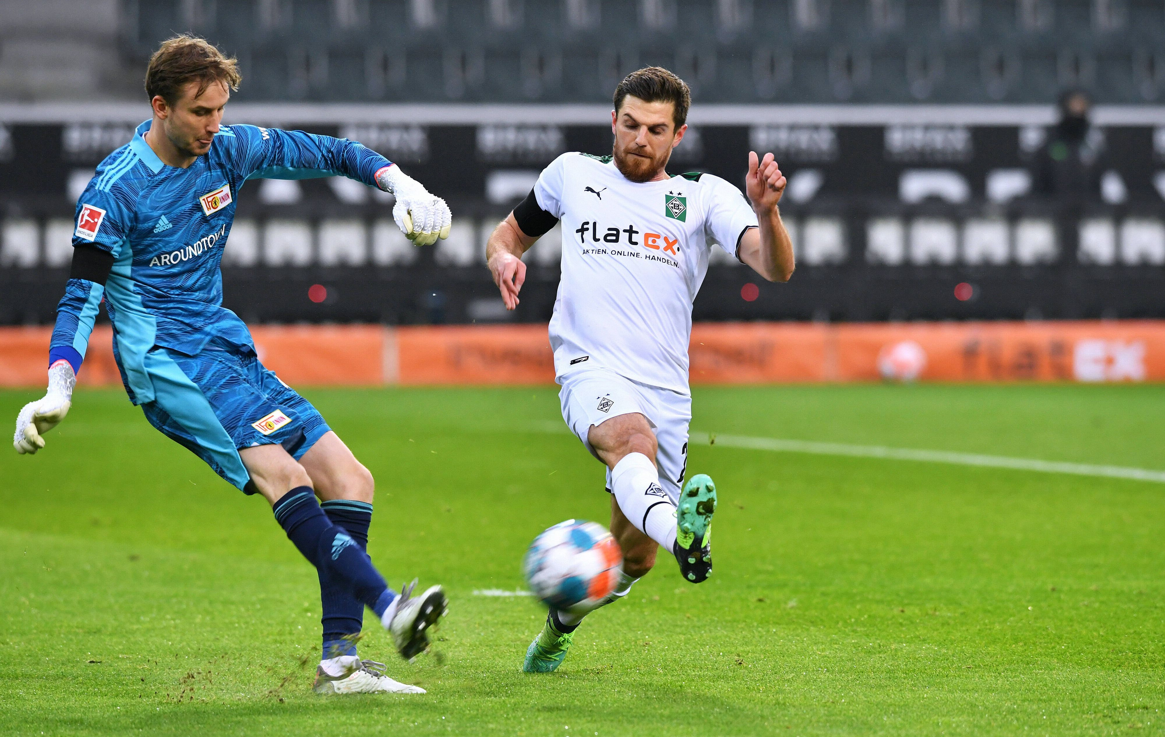 Nationalspieler Jonas Hofmann (r.) von Fußball-Bundesligist Borussia Mönchengladbach läuft beim Spiel gegen Union Berlin (22. Januar 2022) den gegnerischen Torhüter Frederik Rönnow (l.) an.