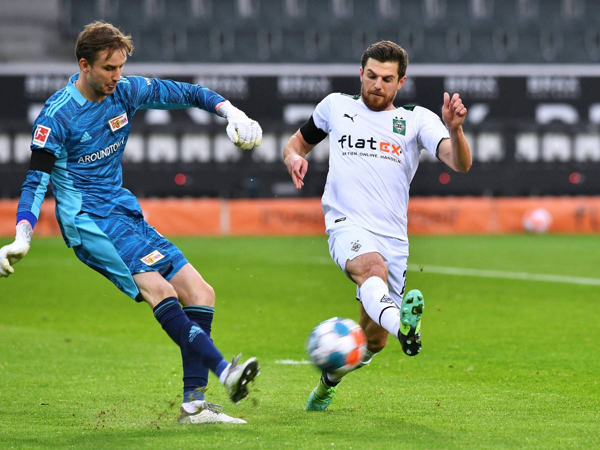 Nationalspieler Jonas Hofmann (r.) von Fußball-Bundesligist Borussia Mönchengladbach läuft beim Spiel gegen Union Berlin (22. Januar 2022) den gegnerischen Torhüter Frederik Rönnow (l.) an.