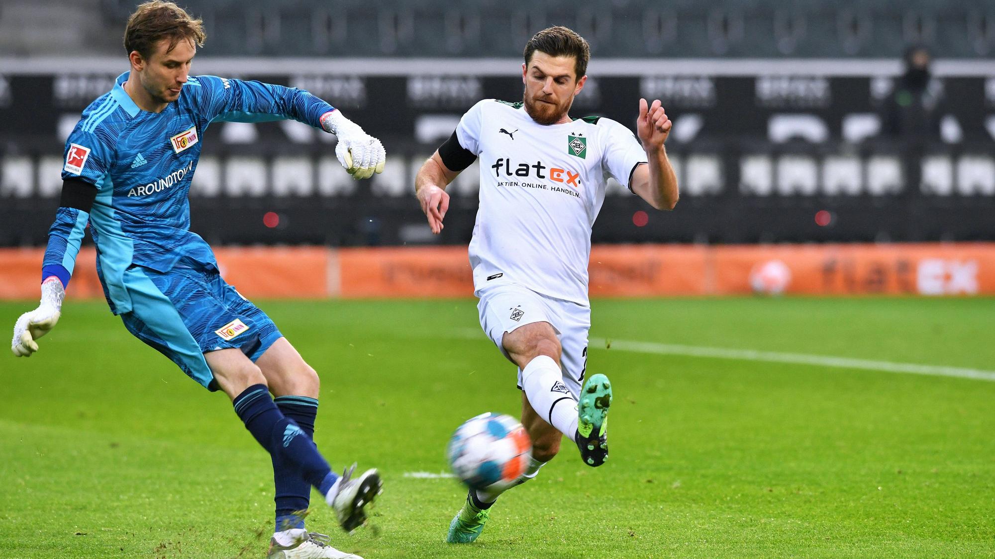 Nationalspieler Jonas Hofmann (r.) von Fußball-Bundesligist Borussia Mönchengladbach läuft beim Spiel gegen Union Berlin (22. Januar 2022) den gegnerischen Torhüter Frederik Rönnow (l.) an.