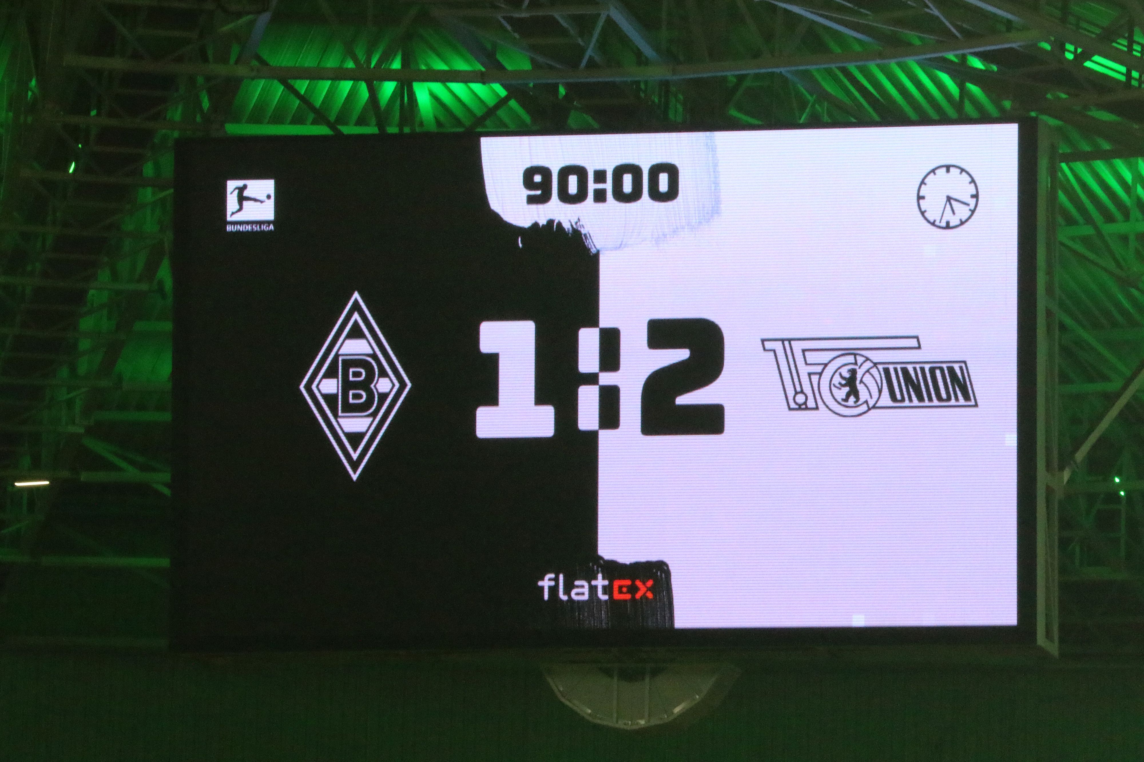 Die Anzeigetafel i Borussia-Park zeigt das Endergebnis zwischen Borussia Mönchengladbach und Union Berlin am 22. Januar 2022 an. Die Fohlen verloren knapp mit 1:2.