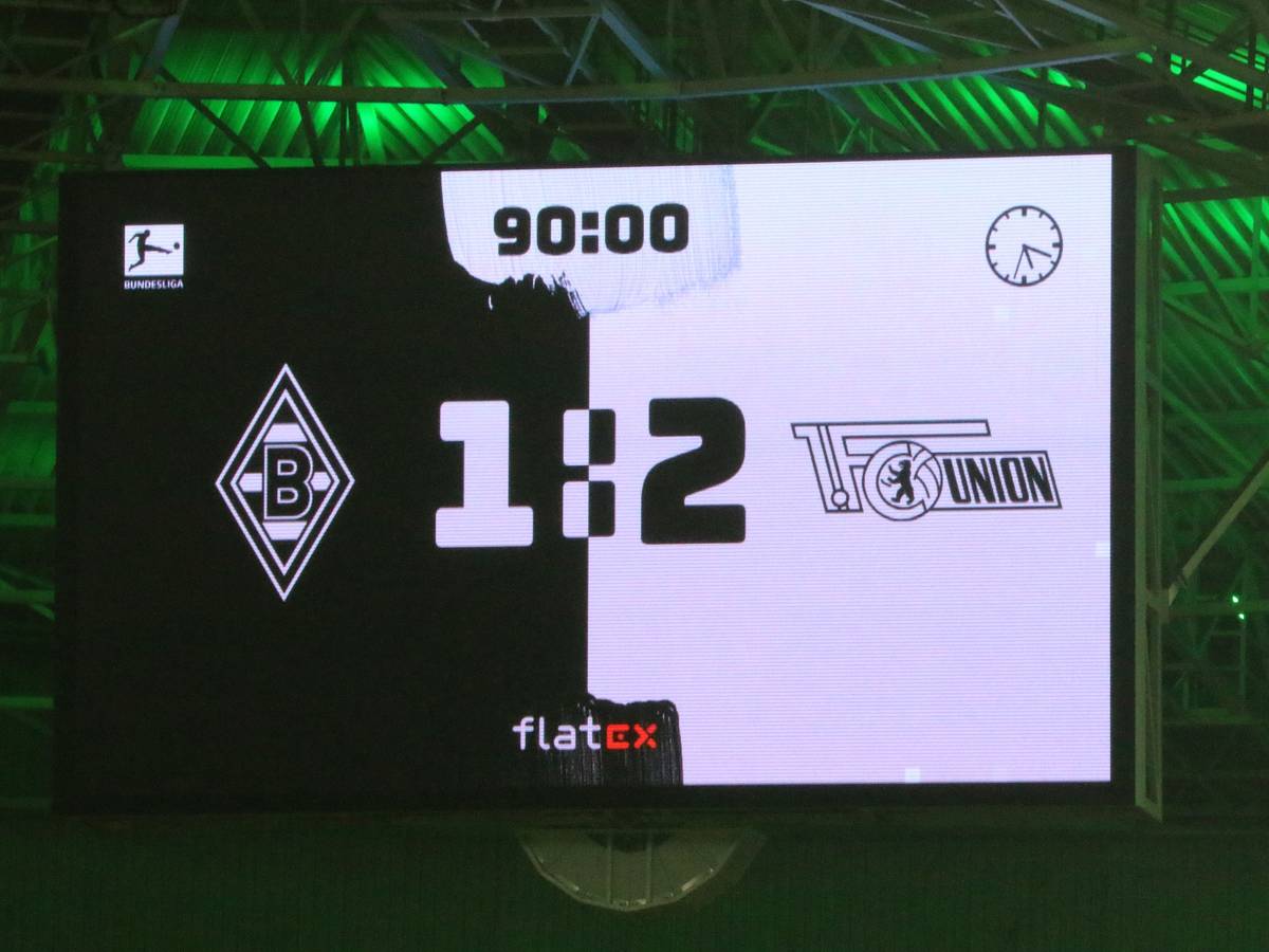 Die Anzeigetafel i Borussia-Park zeigt das Endergebnis zwischen Borussia Mönchengladbach und Union Berlin am 22. Januar 2022 an. Die Fohlen verloren knapp mit 1:2.