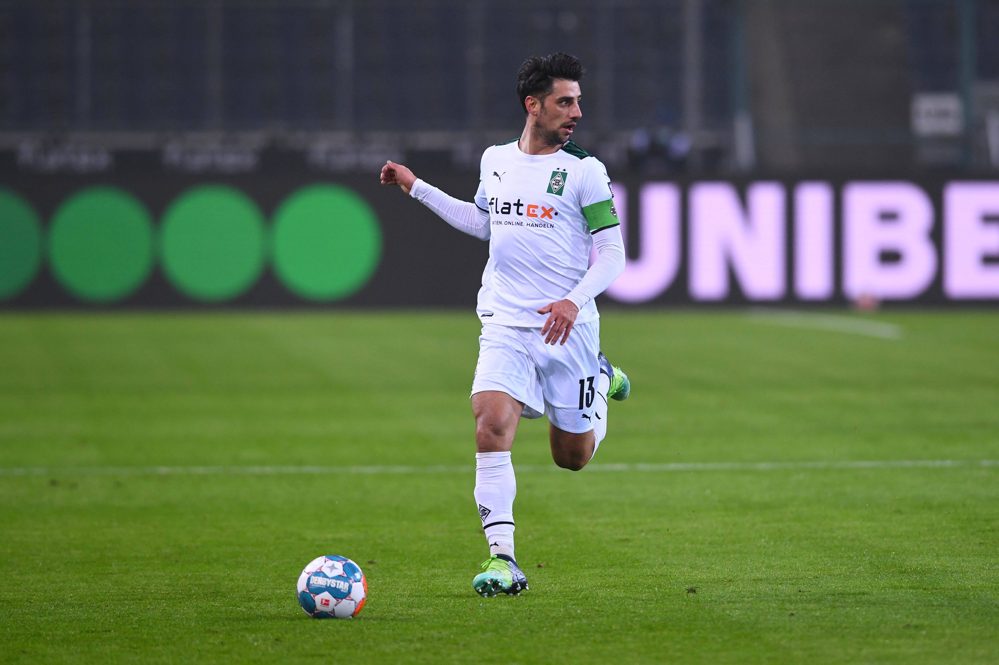 Kapitän Lars Stindl von Borussia Mönchengladbach. Auf diesem Bild ist der Offensivspieler am 15. Januar 2022 im Borussia-Park zu sehen. Stindl schaut sich um.