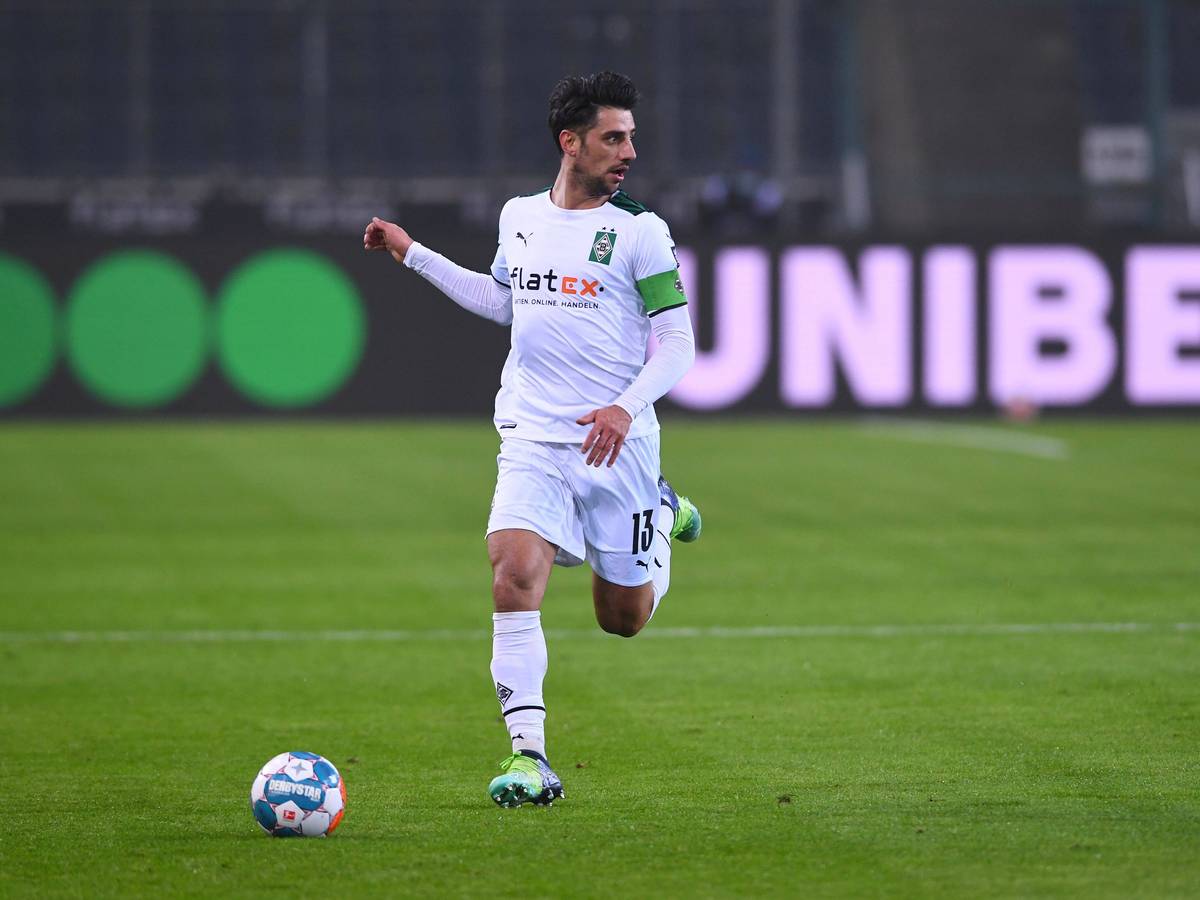Kapitän Lars Stindl von Borussia Mönchengladbach. Auf diesem Bild ist der Offensivspieler am 15. Januar 2022 im Borussia-Park zu sehen. Stindl schaut sich um.