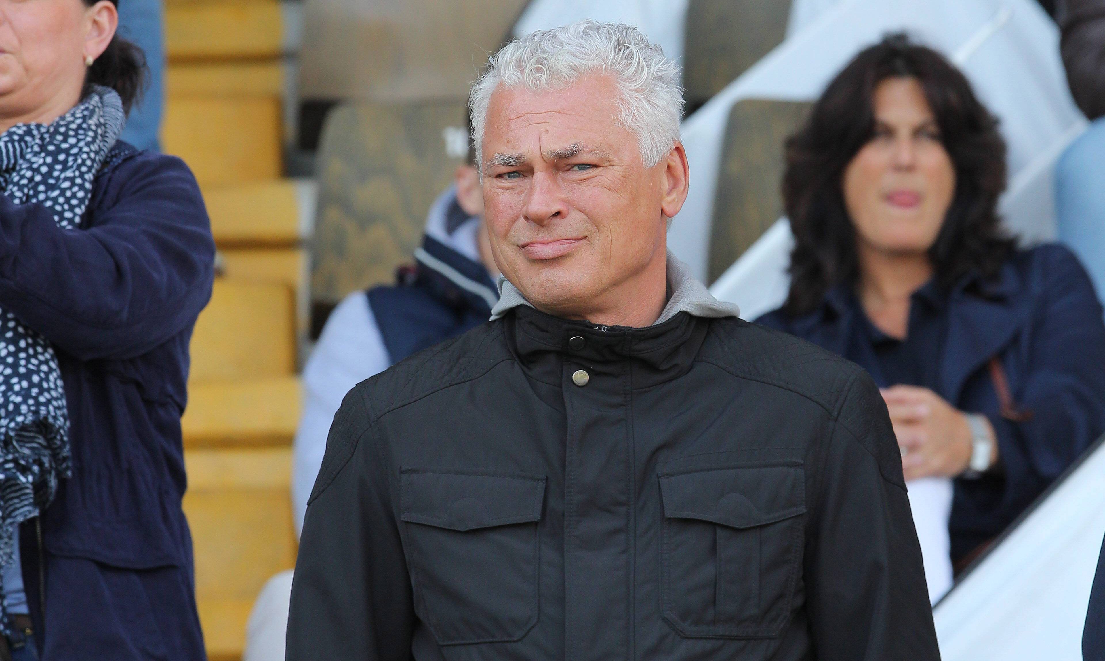 Toni Polster, ehemaliger Stürmer von Borussia Mönchengladbach. Auf diesem Foto ist der Österreicher am 14. Mai 2016 in Darmstadt zu sehen. Polster steht auf der Tribüne und blickt auf das Spielfeld.