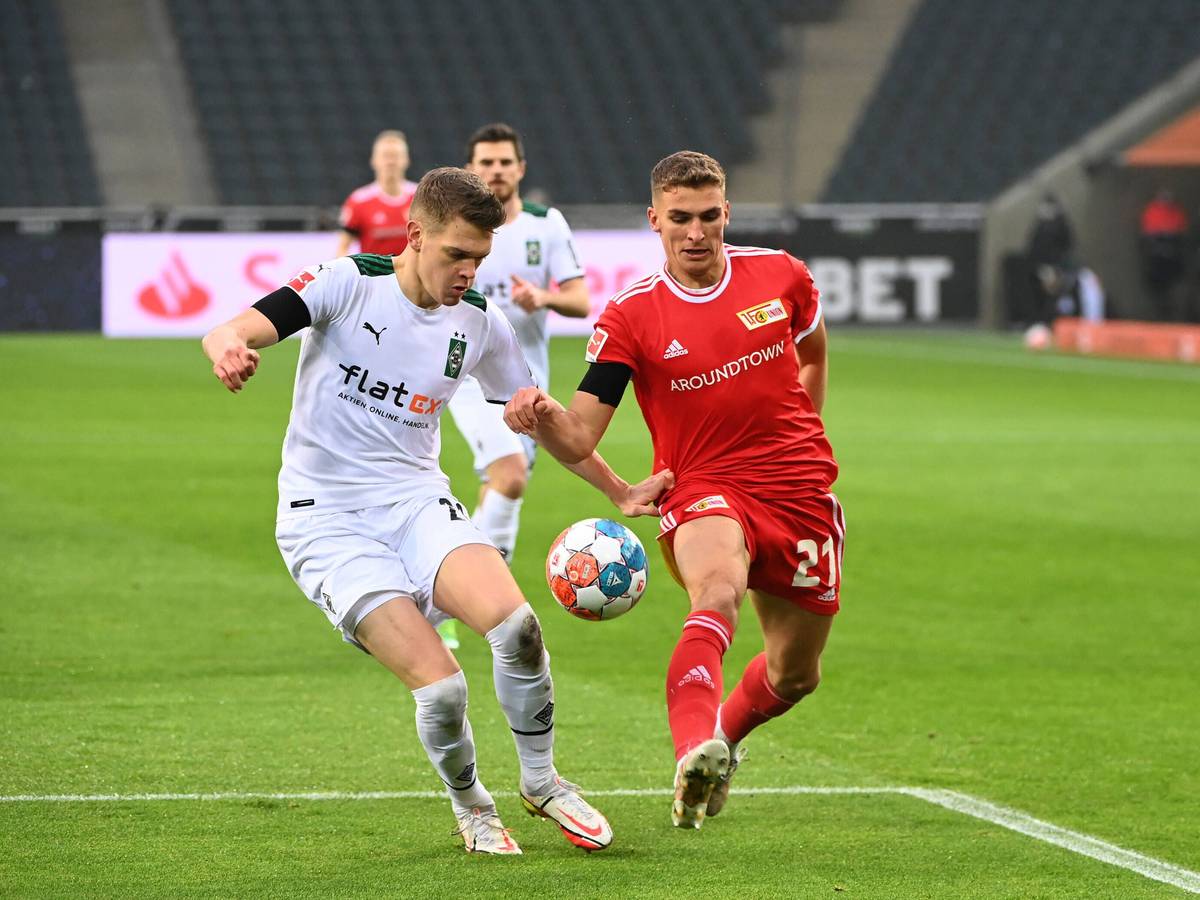 Fussball, Herren, Saison 2021/2022, 1. Bundesliga 20. Spieltag, Borussia Mönchengladbach - 1. FC Union Berlin, v. l. Matthias Ginter Borussia Mönchengladbach, Grischa Prömel 1. FC Union Berlin, 22.01. 2022, *** Football, men, season 2021 2022, 1 Bundesliga 20 matchday , Borussia Mönchengladbach 1 FC Union Berlin, v l Matthias Ginter Borussia Mönchengladbach , Grischa Prömel 1 FC Union Berlin , 22 01 2022, Copyright: xMatthiasxKochx